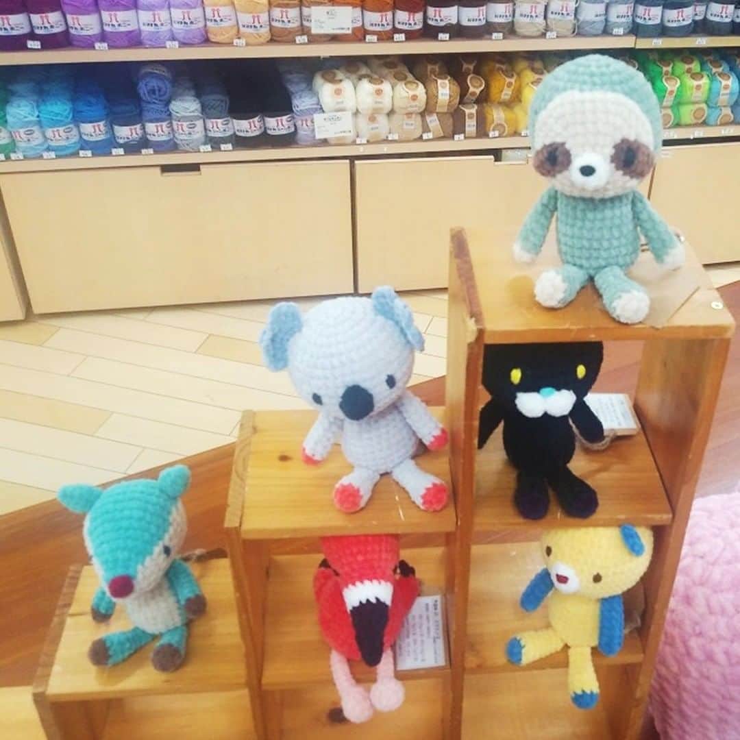 のインスタグラム：「【展示】DMCのハッピーシェニールとスーパーハッピーシェニールを使用した、書籍『どうぶつあみぐるみ』。  掲載されている作品を、特別にお借りすることができました。  オカダヤ新宿本店、町田店にて展示をしています。  こちらは、オカダヤ町田店の展示の様子です。  かわいい作品がいっぱいです！  *****  書籍『どうぶつあみぐるみ』掲載作品展 11/20（金）～12/24（木）まで オカダヤ新宿本店・オカダヤ町田店 ※それぞれ展示作品が異なります。  *****  使用されているのはDMC「ハッピーシェニール」＆「スーパーハッピーシェニール」。  「ハッピーシェニール」は、ベルベットのように滑らかなシェニール糸です。色のバリエーショの豊富さと、ヨーロッパを感じさせる柔らかな色彩が魅力です。ポイント使いなどにも適した量なので、カラフルでハッピーな作品が出来そうです。  「スーパーハッピーシェニール」は、ジャイアントサイズのシェニール糸です。手触りがとても柔らかで、ベビー用ラグや素肌に振れるマフラーにもおすすめです。超極太の糸なのでクッション性もあり、お子様用のアイテムにも適した風合いに編みあがります。  ▼DMC ハッピーシェニール ポリエステル100％ 15ｇ（約38m） 使用針：棒針3～4号・3/0～4/0号 標準ゲージ：19目・30 段 ￥198(税込)  ▼DMC スーパーハッピーシェニール ポリエステル100％ 300g（約96m） 使用針：棒針ジャンボ10mm・かぎ針ジャンボ10mm 標準ゲージ：5.5目・2.5段 必要玉数の目安：マフラー 1玉　/　アニマルラグ 3玉 ￥2,200(税込)  @books_bunka  @dmc_jp  #ハッピーシェニール #いちかわみゆき #アニマルラグ #あみぐるみ #編み物好きさんとつながりたい #amigurumi #オカダヤ #okadaya」