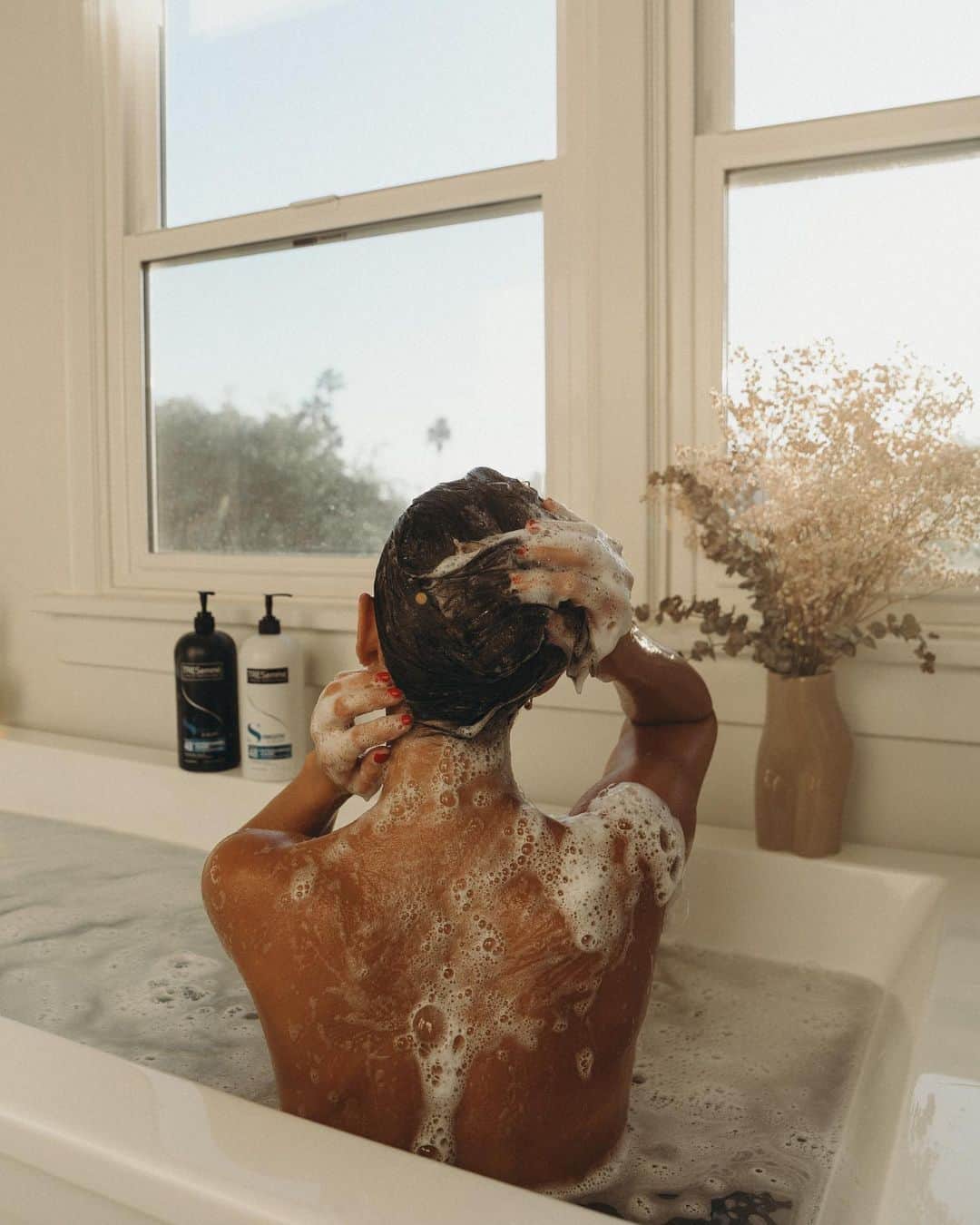 Collage Vintageのインスタグラム：「It’s time for a relaxing bath and to take care of my hair using @tresemme Silky & Smooth Shampoo & Conditioner that gives me a salon soft hair and it calms frizz thanks to the Moroccan Argan Oil 💁🏻‍♀️ #TRESpartner」