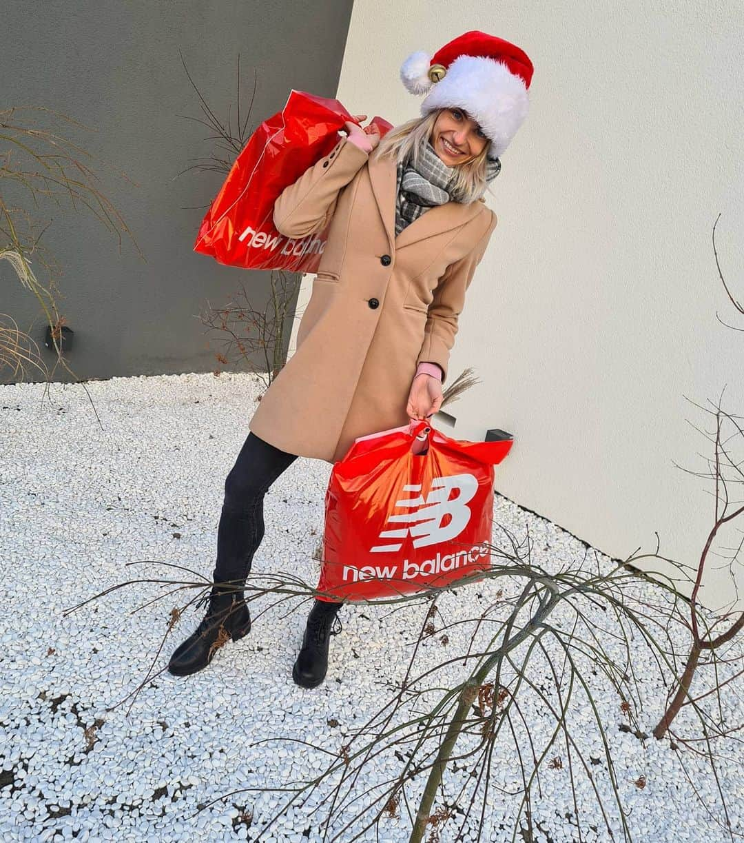 ユスティナ・シュエンテさんのインスタグラム写真 - (ユスティナ・シュエンテInstagram)「Ho ho ho.. 🎅  Święta tuż, tuż.. Już nie mogę doczekać się tego wyjątkowego czasu ❤ 🌟 Myślicie już o prezentach dla bliskich czy jeszcze nie? Ja już swoje pierwsze podejście mam za sobą 🤩 I wiecie co? W tym roku stawiam na coś praktycznego i mam nadzieję dodającego choć troszkę motywacji do ruchu 😈 Być może w Nowym Roku, będę miała nowego kompana na ścieżkach biegowych..🤔🤩 Łapcie promocję na cały asortyment @newbalance im więcej tym lepiej! Kupując jeden produkt dostajesz 20% zniżki, dwa 30%, a przy zakupie trzech produktów czeka na Was aż 40% rabatu 🥰 Zachęciłam? Gotowi na świąteczne szaleństwo? 🙃  @newbalancerunning  #biegamwnb #christmas #gifts #newbalance #magicmoments」12月3日 5時30分 - justyna.swiety.ersetic