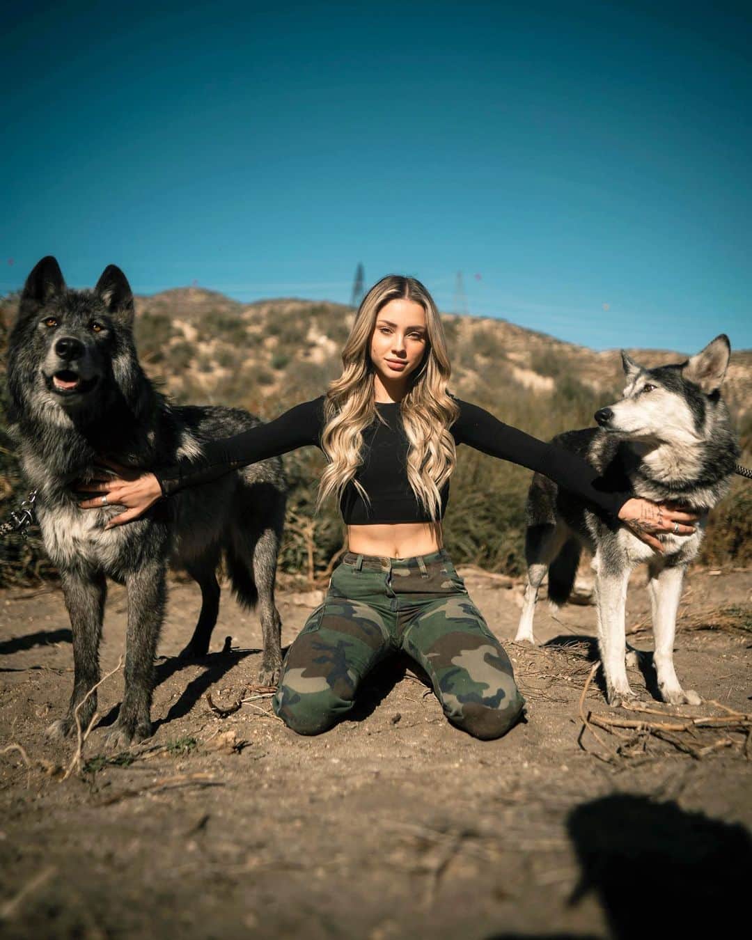 チャーリー・ジョーダンのインスタグラム：「Wolf Connection @wolfconnection is a unique educational sanctuary and wilderness retreat center that brings people together through a direct relationship with rescued wolves for the purpose of empowering the next generation. Experiencing this with some of my favorite people was so incredible, thank you so much @forrest.galante ! It’s so important that we continue to support sanctuaries during this time, as they heavily rely on donations 💕 give this holiday season! The wolves need our help 🐺 check out their website to donate! Full YouTube video coming soon...」