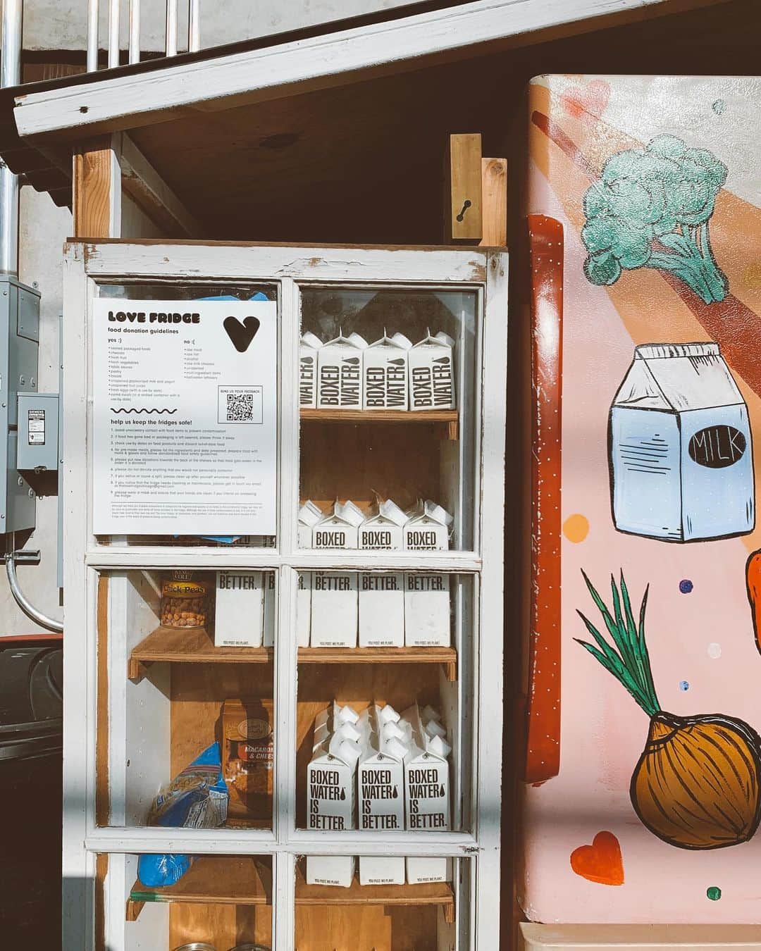 BoxedWaterさんのインスタグラム写真 - (BoxedWaterInstagram)「During a year like 2020, we are grateful for groups like @thelovefridgechicago. They have placed community fridges in neighborhoods around Chicago for people to take what they need and leave what they can. 💓 If you’re in the Chicagoland area, please check out their page to see how you can join us and support this amazing organization!」12月3日 5時31分 - boxedwater
