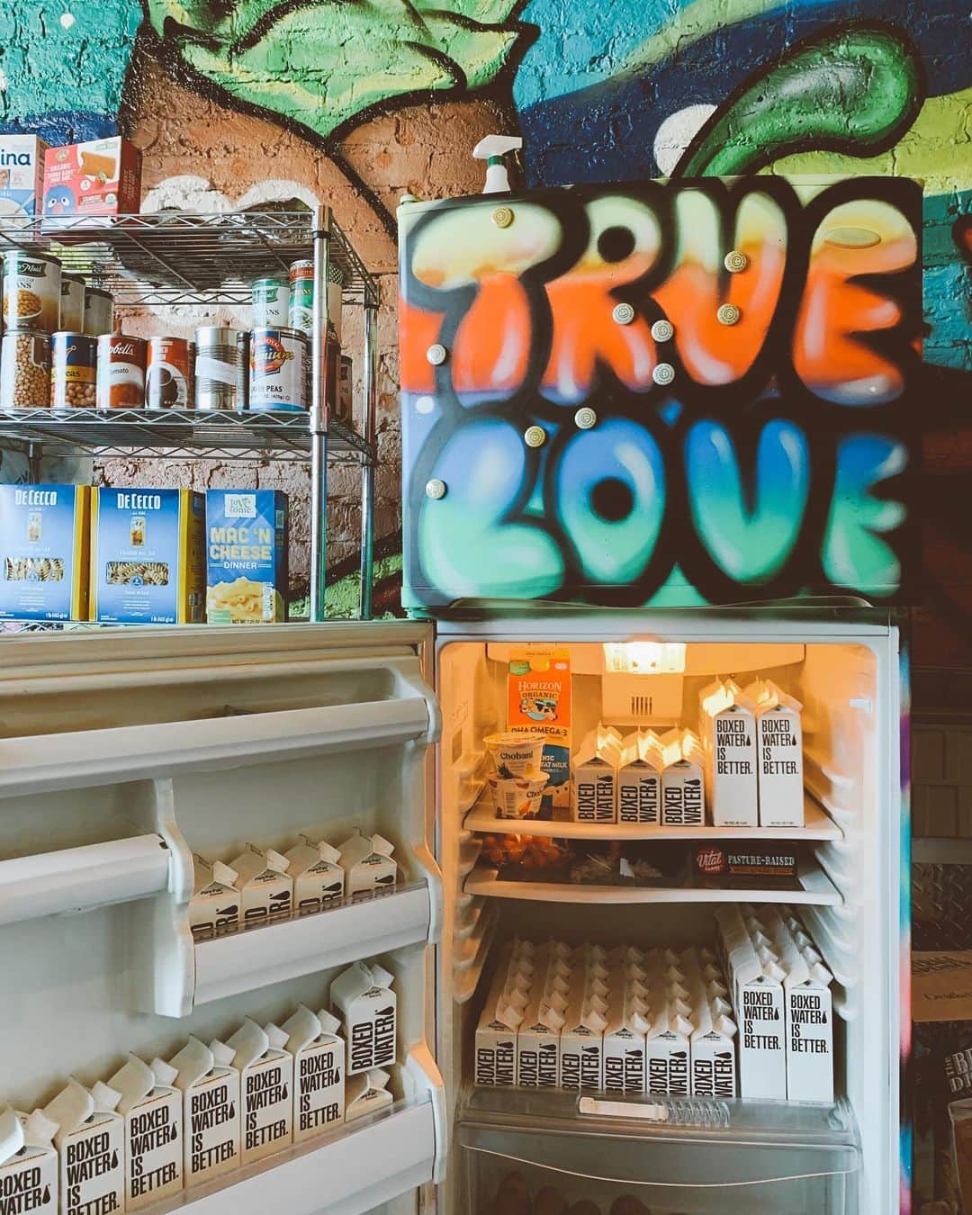 BoxedWaterさんのインスタグラム写真 - (BoxedWaterInstagram)「During a year like 2020, we are grateful for groups like @thelovefridgechicago. They have placed community fridges in neighborhoods around Chicago for people to take what they need and leave what they can. 💓 If you’re in the Chicagoland area, please check out their page to see how you can join us and support this amazing organization!」12月3日 5時31分 - boxedwater