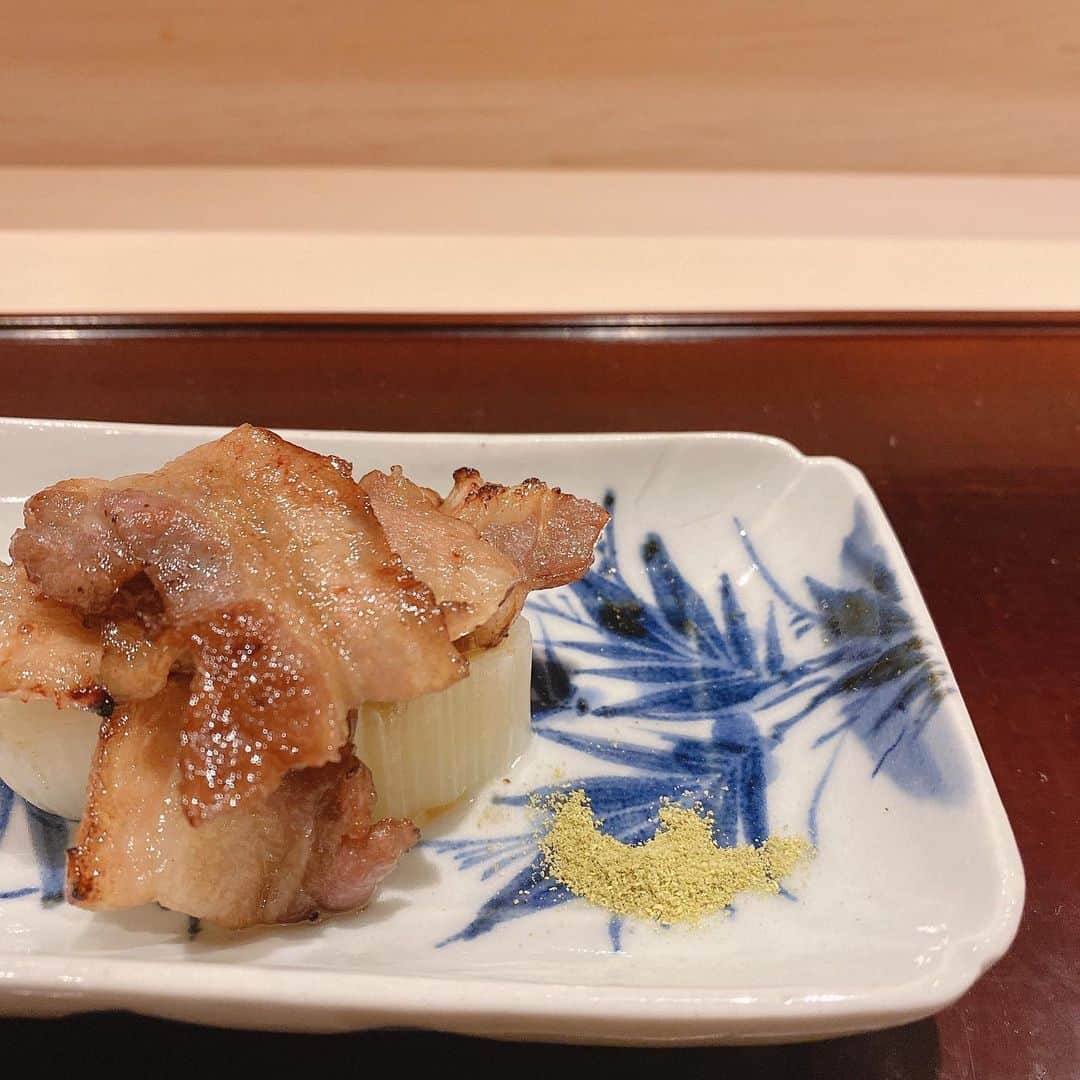 金子エミさんのインスタグラム写真 - (金子エミInstagram)「大将のお料理大好きです！  麻布十番　懐石　「辻」  今の時期、美味しい蟹🦀 命いただきました。  美味しい蟹料理をいただき 頑張らなきゃ！って思いました。  美味しいお料理を ありがとうございました🙇‍♀️  #麻布十番 #懐石料理  #辻」12月3日 5時55分 - emikaneko1114