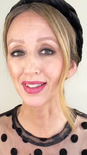 のインスタグラム：「A look that’s worth raising a glass to—virtual parties included. Bobbi Brown National Artist @micheleshakeshaft_artistry takes holiday spirit to a whole new level with champagne tones, pinks, and golds.   GET MICHELLE’S LOOK • Luxe Encore Eye Shadow Palette in Burgundy (Available exclusively @sephora)  • Luxe Prismatic Lipstick in Show Stopper  • Long-Wear Cream Shadow Stick in Sand Dune • Long-Wear Gel Eyeliner in Black Ink • Highlighting Powder  • Pot Rouge in Pale Pink • Luxe Lipstick in Parisian Red • Luxe Lipstick in Pale Mauve   #bobbibrown #luxeencoreholiday #beauty #eyeshadowpalette」