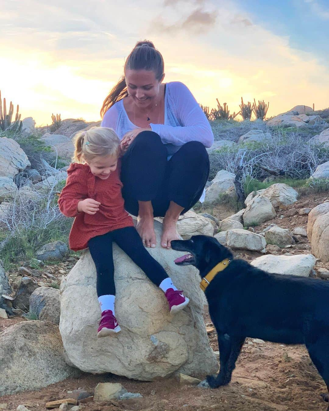 レイチェル・ブレイセンさんのインスタグラム写真 - (レイチェル・ブレイセンInstagram)「This is a rock that started off as a lookout spot that became a slide that transformed into a dinosaur egg about to hatch.   I love her world💛 #littlemoon」12月3日 5時53分 - yoga_girl