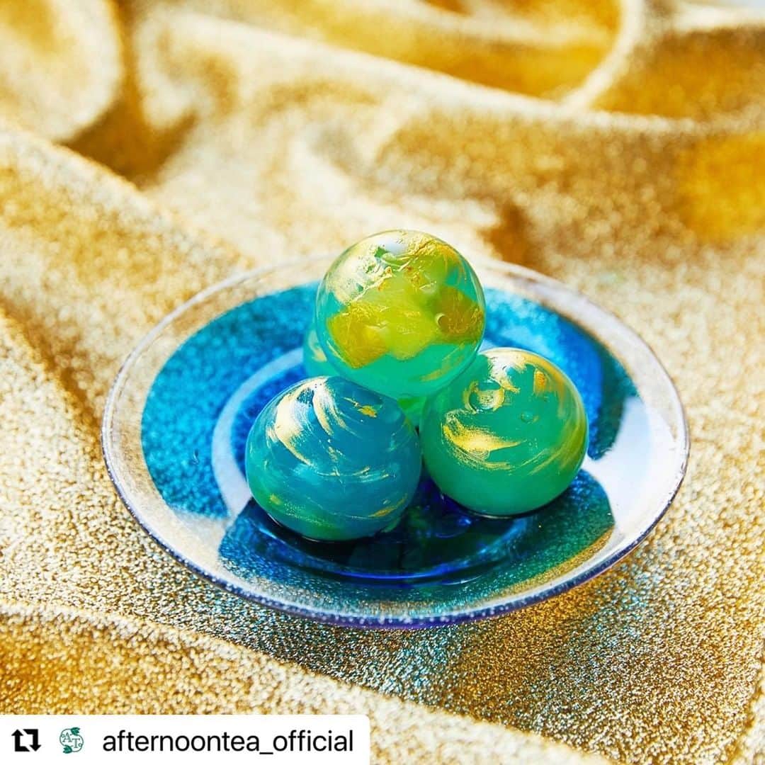 KUNIKAのインスタグラム：「@afternoontea_official さんのアカウントで公開中の【クリスマスのおうち時間を楽しむスイーツレシピ】 こちらはシリコン型で簡単にできる惑星ゼリー、です🪐 球体の氷をつくるシリコン型を使っています。 ぜひお好きなジュースで作ってみてくださいね💫  この素敵なお皿や背景はスタイリストの相澤ミキティさん @mikitiaizawa にスタイリングしていただきました。 不思議なことに、3年前の渡英前最後の撮影は私の本『Sweet Fairy Tale』でお世話になり、今回の渡英前も最後の撮影はミキティさんと一緒でした。 節目なタイミングでご一緒させて頂いてて、きっと長旅前の幸運の守り神なのでは？！と思っています🥰 素敵な撮影ありがとうございました🤍  #Repost @afternoontea_official  ・・・ ・ 【クリスマスのおうち時間を楽しむスイーツレシピ vol.1】 #Christmaswonderland ・ 今年は華やかな手作りスイーツでおうちクリスマスを盛り上げてみませんか？人気のスイーツアーティスト「KUNIKA @_kunika_ 」さんが考案してくれた特別レシピをご紹介します。 ・ Recipe《惑星ゼリー》 ・ ■材料 ＊今回は直径4.5cmの球体シリコン型を使用しました。(材料は約8個分） お手持ちのシリコン型でも代用可能です。 ・白ぶどうジュース　500㎖ ・粉末寒天　4g ・お好みのフルーツやナタデココ　適量 ・製菓用の着色料（青） ・エディブルグリッター（お好みで） ・ ■作り方 ＜2枚目＞ お好みのフルーツやナタデココを小さくカットして、予め型に入れておきます。 ・ ＜3枚目＞ 鍋にジュースと寒天を入れて火にかけ、泡だて器でかき混ぜながら煮溶かします。沸騰したら、ふきこぼれない程度の火加減にして１〜2分間沸騰を続けます。 ・ ＜4枚目＞ 火を止め、小さい計量カップ等に入れて、着色料を少量加えて混ぜ、好みの色にします。 ・ ＜5枚目＞ 球体にそっと流し込み、粗熱が取れるまで常温で冷まし、その後冷蔵庫で冷やします。 ・ ＜6枚目＞ 十分に冷えたら、型からそっと外してお皿に盛り付けます。 ・ ＜7枚目＞ お好みで食用のキラキラパウダーを振りかけ、筆やスプーンの背などで塗り広げれば完成です。 ・ ＜教えてくれたのは＞KUNIKAさん 日本菓子専門学校卒業。マンダリンオリエンタル東京でパティシエとして修行したのち、スイーツアーティストとして独立。撮影・展示用のシュガーケーキ、アイシングクッキー、オブジェ製作、キャラクターとのコラボレーションなど、多方面にわたり活動中。独自の感性でスイーツとアートを融合した世界観を表現している。 ・ 他にもクリスマスのおうち時間を楽しく過ごすためのアイデアを公開中！ 詳しくは、プロフィールのリンクからどうぞ。 ➡@afternoontea_official ・ #AfternoonTeaLIVINGChristmas #AfternoonTeaLIVINGChristmas2020 #AfternoonTea #AfternoonTeaLIVING #アフタヌーンティー #アフタヌーンティーリビング #クリスマス #Christmas #XMAS #KUNIKA #おうちクリスマス #お菓子作り #宇宙」