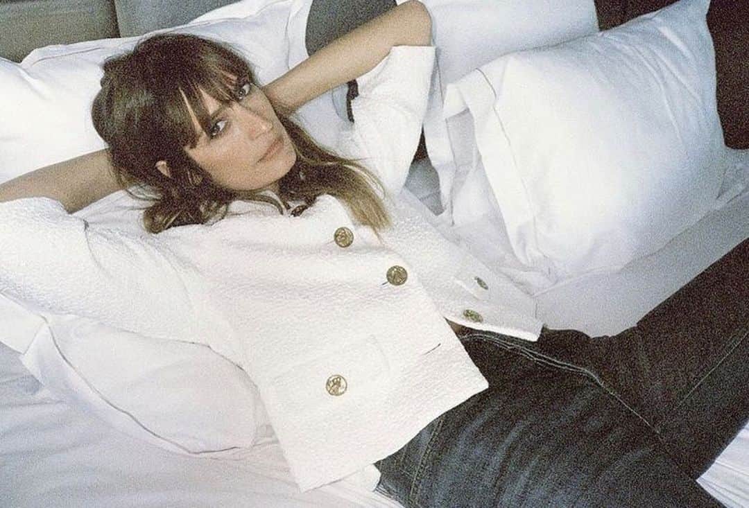 カロリーヌ・ド・メグレのインスタグラム：「Dressed up in bed to watch the #ChanelMetiersdArt show tonight online at 7pm (Paris time) 🍿  Photo @leilasmara」
