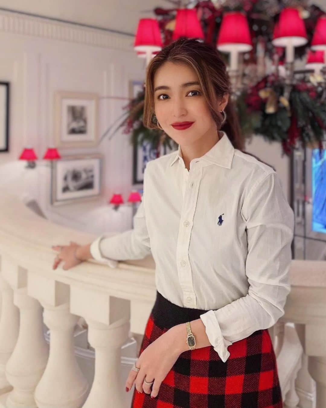 のインスタグラム：「ギフト選び🧡  Family Is Who You Love🤍  表参道のPOLO RALPH LAURENがHOLIDAY仕様になってました🎄 この季節は街中がキラキラでわくわくするね〜🤍  コーヒートラックも出ていたので寄って帰りました〜！ すっかりクリスマス気分🎄  そろそろホームアローン観なきゃ📺 毎年観てます🤍  #FamilyIsWhoYouLove　#RLGifts　#ポロラルフローレン」