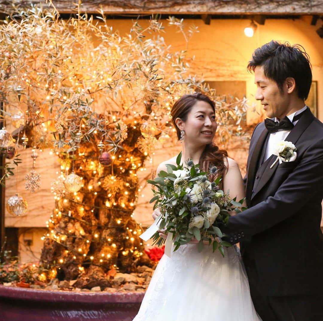 オテル・ドゥ・ミクニ(ウェディング)公式のインスタグラム：「. Winter Wedding ♡♡♡  #オテルドゥミクニ #結婚式 #冬婚 #冬婚花嫁 #冬婚ブーケ #winterwedding #レストランウェディング #家族婚 #少人数婚 #少人数ウェディング #親族会食 #コロナに負けるな #おもてなし婚」