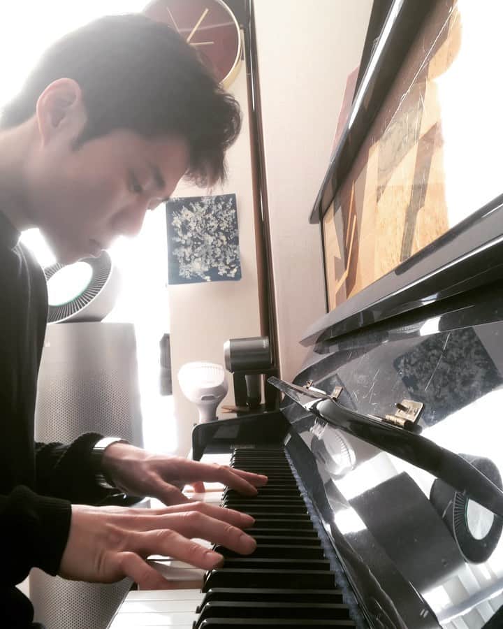 ユン・ジョンソクのインスタグラム：「조율 안된 낡은 피아노랑 LaLa Land」