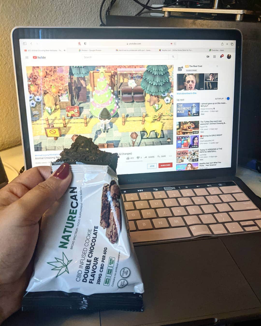 アマルのインスタグラム：「5分だけのミータイム😅ユーチューブでどうぶつの森みて、Naturecanのクッキー半分残ってたの食べた。美味しかった〜。  #metime #naturecan #cbdオイル #ネイチャーカン #健康 #cbd効果  #cbdの使い方」