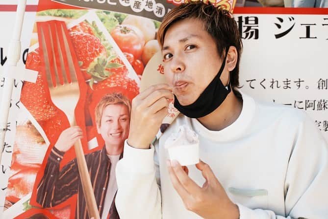 けんさむさんのインスタグラム写真 - (けんさむInstagram)「けんさむ🐶です👍 は〜いお待たせしてます❗️ 今日は僕の第二の故郷#南阿蘇 旅ご案内しちゃいまーっす👯🎶 #けんさむ南阿蘇巡り レッツラゴー🤙🏄‍♂️🌊 . 今日も腹ごしらえから🐷💕 長年想いを馳せていた#山の洋食屋フレール さんへ🥺🍽 お噂通りの#絶景 &#絶品 阿蘇に来たらここはいかなくちゃですね😚🍖 満たされたら、フレールさんから車で5秒✋ 道の駅#あそ望の郷くぎの 🛣へ…🏕(けんさむ史上最多で訪れている道の駅といっても過言ではない🤫) 今日のお目当ては#ASOMILKジェラート 🍨💛 これまた絶景見ながら食べるデザートは最高すぎる〜😍阿蘇の恵みに感謝🙏✨お土産もぜひこちらで🙋‍♂️🌼 #ドッグラン 🐕で癒されたら、旅の締めくくりは #minaasoマルデン さんへ地震から4年半、やっとの思いでニューオープン されました🥺❗️ 知る人ぞ知る伝説の#アポーパイ 🍎は僕のアポーパイの概念をぶち壊してくれました🤤💥 今日も大満足なけんさむの#おへそロード 旅🌾🚘🧞‍♂️でーした✌️ . #pr 抽選で特産品が当たる🎯✨ ⛰おへそロードInstagramキャンペーンもやってんだって😳❗️ ① @oheso.road フォロー👆 ②お出かけしたら該当エリアで写真撮影📸 ③#おへそロード をつけてInstergramにタイムライン投稿 ④当選を待ちわびる🥺🎊 .  #けんさむの熊本紹介 #熊本 #熊本グルメ #くまモン #けんさむ #熊本観光 #熊本県 #kumamoto #熊本lunch #熊本ランチ」12月3日 15時28分 - kensome_kumamoto