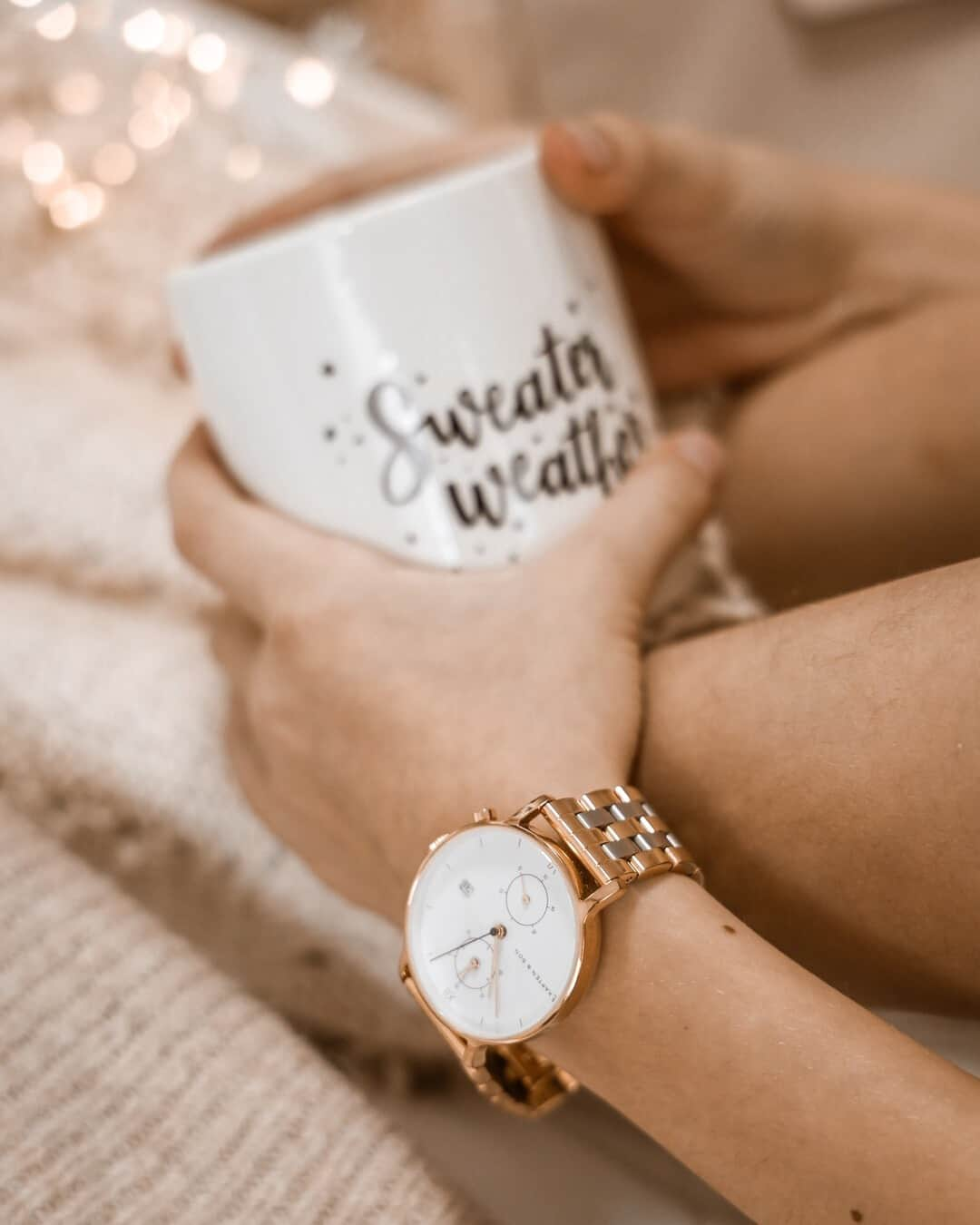 Kapten & Sonさんのインスタグラム写真 - (Kapten & SonInstagram)「'Sweater weather.' ☕  Good morning, Kaptens! ✨ Time to start the day but not without a cup of coffee or our watch Chrono Gold "Bicolor Steel". @steffimarla #bekapten #kaptenandson⁠ .⁠ .⁠ .⁠ #watch #bicolor #coffee #mornings #cozy #inspiration #home #stayhome #sweaterweather」12月3日 15時31分 - kaptenandson