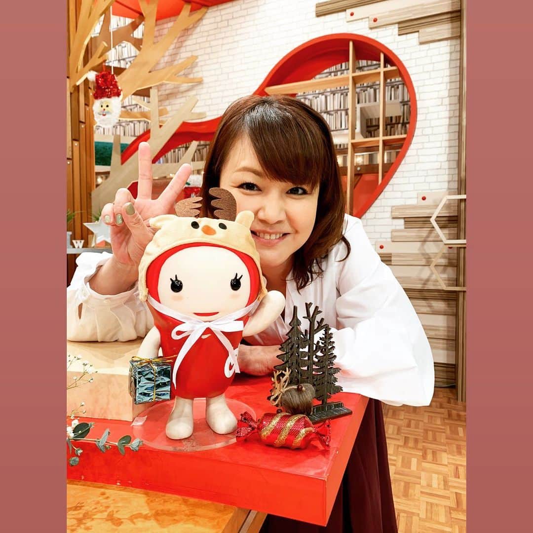 中澤裕子のインスタグラム：「・・  かわいー❤️ ゆめんたくん  サンタさん仕様になってるしー🥰  今から生放送でーす。  #fbs福岡放送  #めんたいワイド #生放送 #木曜日」
