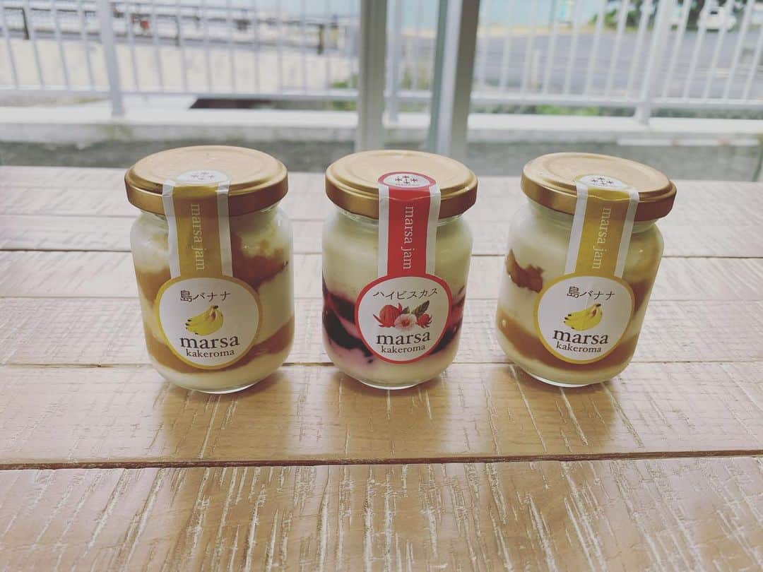 三谷晶子のインスタグラム：「現在、営業自粛中の @kakeromacafe ではスタッフで布マスクの加計呂麻版・カケロマスクを開発中。  今日は同じく営業自粛中の　@kakeromaichamun に納品予定だった　@marsa_jam さんの島ハイビスカスと島バナナのチーズケーキを加計呂麻バスに乗せてもらって、スタッフのおやつにしました。  これが加計呂麻島の（自主的）Uber Eatsです。  狭い島だからこそ、急な営業停止で困っているのはみんな同じだからこそ、お互い助け合っていきたいね。  Marsaさんのジャムやアイスもめっちゃ美味しいから、皆さまぜひ🍽  #加計呂麻島 #kakeroma #kakeromajima  #kakeromaisland #奄美大島  #amami #amamiisland  #marsa #jam #cheesecake  #japanesefood #japanfood  #foodstagram  #foodphotography  #foodpic  #food  #island #islandlife  #islandlifestyle  #islandgirl  #islandgirlstyle」