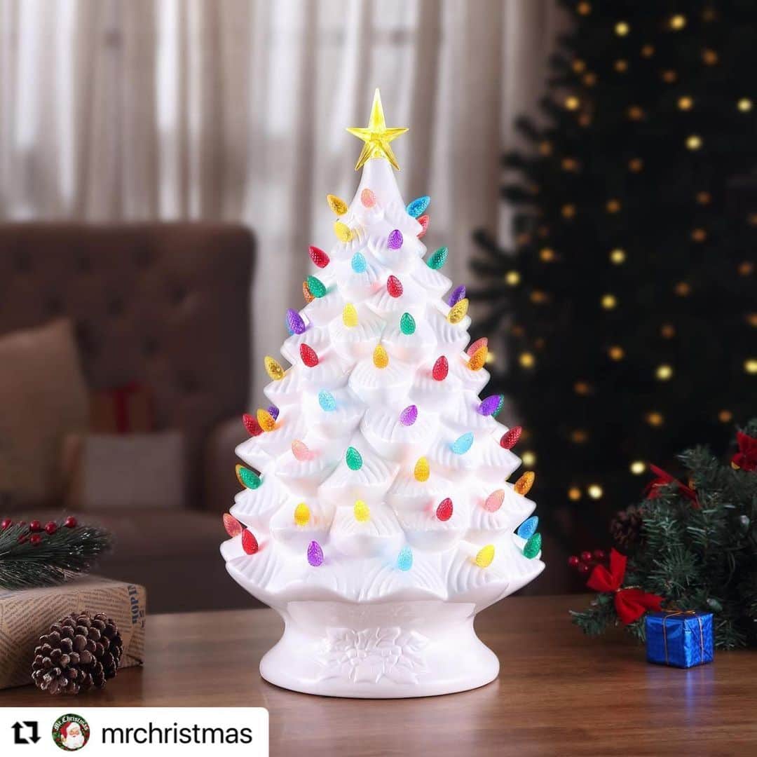 ミキアのインスタグラム：「ガラスのツリー ライトのカラーも素敵です。 @mrchristmas @mylover_is_santaclaus  @h_beautyandyouth @biotop_official  #glass#whitetrees」