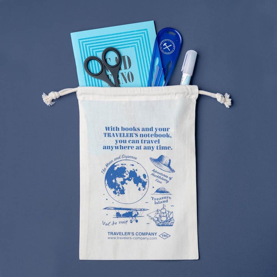 TOOLS to LIVEBY / 禮拜文房具のインスタグラム：「. TRAVELER'S notebook 2020限定禮品收納袋  新上市  延續書本主題所設計的原創禮品袋，設計的兩種尺寸均能合宜地裝入TRAVELER'S notebook及相關書寫用具，大尺寸棉料薄透能輕易摺疊收納於提包中作為環保袋使用，小尺寸則附抽繩設計可作為束口袋，於短程外出時輕便使用。 .」