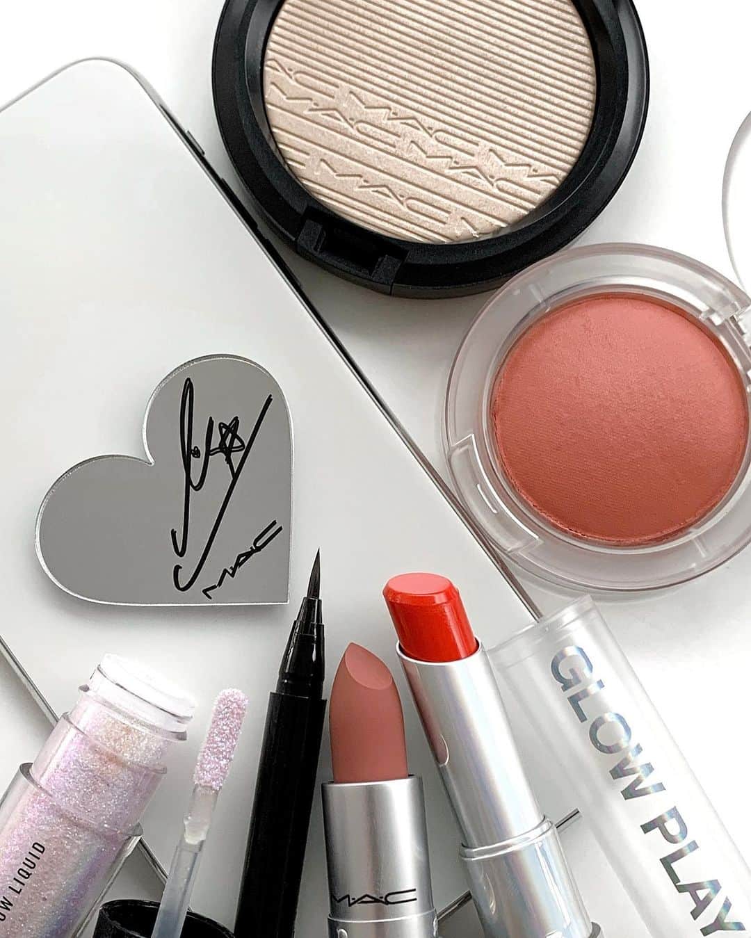M∙A∙C Cosmetics Japanのインスタグラム：「【明日スタート！】 LISAプロモーション第2弾💜 12月4日(金)～なくなり次第終了 #MACLOVESLISA ㅤ 公式オンラインショップ、M·A·C全店*にて、対象製品1点以上を含む税込8,030円以上お買いあげで、「LISAスマホミラー」をプレゼント🎁✨ ㅤ **M·A·C直営店、百貨店店舗限定 ※ミラーサイズ: W50×H45mm ※プレゼントはお1人様1会計につき1回まで ※公式オンラインサイトでは午前10時スタート予定。システムの影響により、開始が多少前後する可能性がございます。何卒ご了承ください。 ㅤ 【対象製品】 ＊LIPS ★【公式オンライン限定】ショーストッパー パウダー キス リップスティック X 5 キット ★ラン ザ ショー キット: モカ ☑︎M·A·C プレップ プライム リップ ☑︎パウダー キス リップスティック / マル イット オーバー、デボーテッド トゥ チリ ☑︎パウダー キス リキッド リップカラー / メイク ラブ トゥ ザ カメラ、マル イット オーバー ☑︎グロー プレイ リップ バーム*   ＊EYES ★ロケット トゥ フェイム アイ シャドウ X 12 パレット ☑︎ダズルシャドウ リキッド / パンサータイズド、ダイヤモンド クランブルズ、ノット アフレイド トゥ スパークル、ラブ ユア セルフ ☑︎スモールアイシャドウ / エスプレッソ、ダーク ルーム、コルク ☑︎エクステンディッド プレイ ギガブラック ラッシュ ☑︎ブラシストローク ライナー: ブラシ ブラック   ＊BLUSH ☑︎グロー プレイ ブラッシュ* ☑︎パウダー ブラッシュ / メルバ   ＊FACE ☑︎スタジオ フィックス フルイッド SPF 15* ☑︎エクストラ ディメンション スキンフィニッシュ: ショー ゴールド、ダブル グリーム ☑︎M·A·C プレップ プライム フィックス+ / オリジナル ☑︎M·A·C プレップ プライム トランスペアレント フィニッシング パウダー ★ファイヤーリット キット: シャンパン   ＊OTHERS ★【伊勢丹 新宿本店／阪急うめだ本店限定】ブーム ブーム ワオ コンプリート アドベント カレンダー   ★ホリデー限定製品 **スタジオ フィックス フルイッド SPF 15、グロー プレイ ブラッシュ、グロー プレイ バームのみ、全色対象です。 ㅤ Regram from @rumikoikedaharrismakeup」
