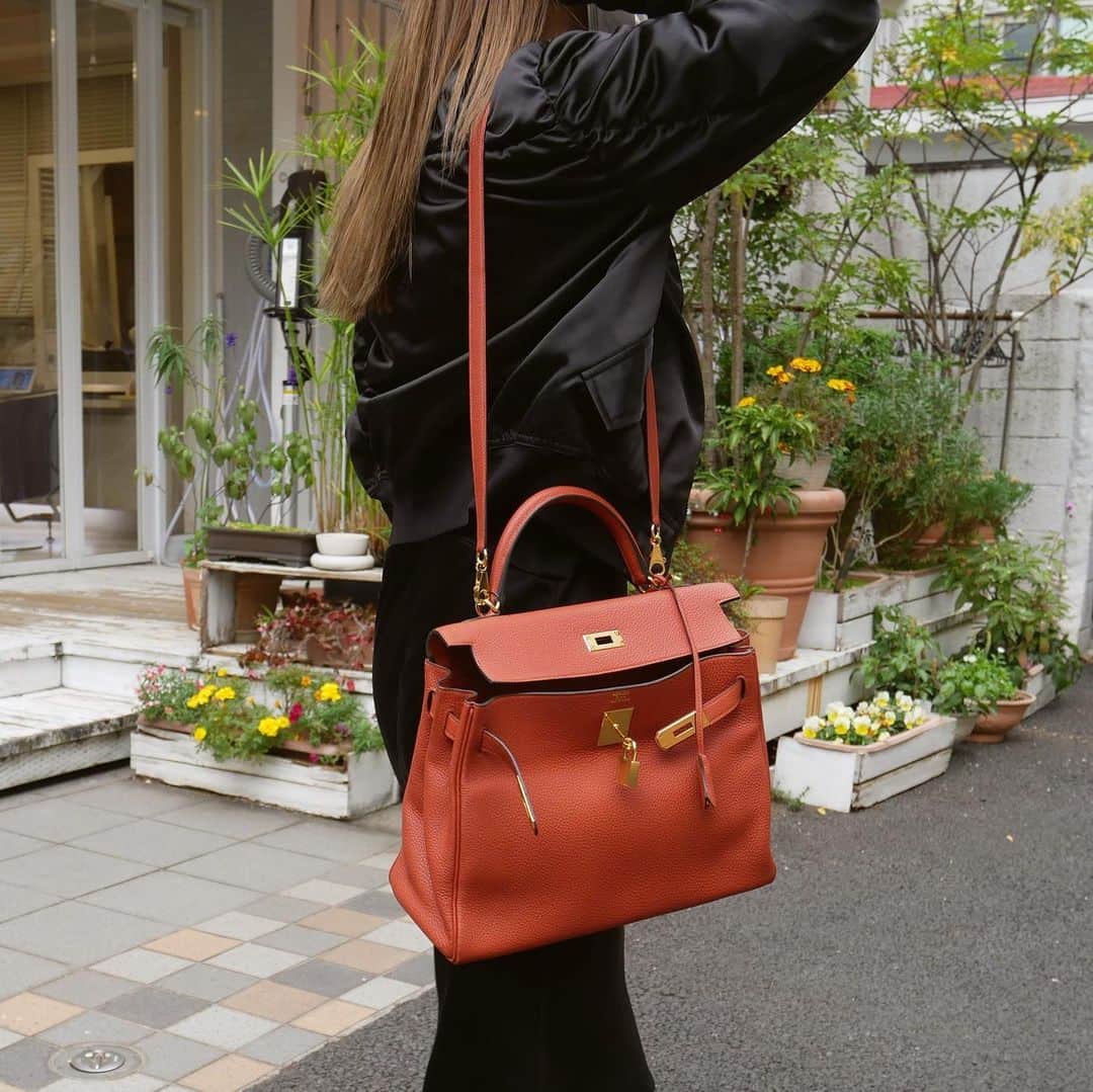 のインスタグラム：「Hermes Kelly 32 in Togo  📌Item not available on webstore, please send us a direct message to order  ✈️Free Shipping Worldwide 📩DM for more info and pricing  ➡️info@amorevintagetokyo.com   #hermes #birkin #birkin35 #hermesbirkin」