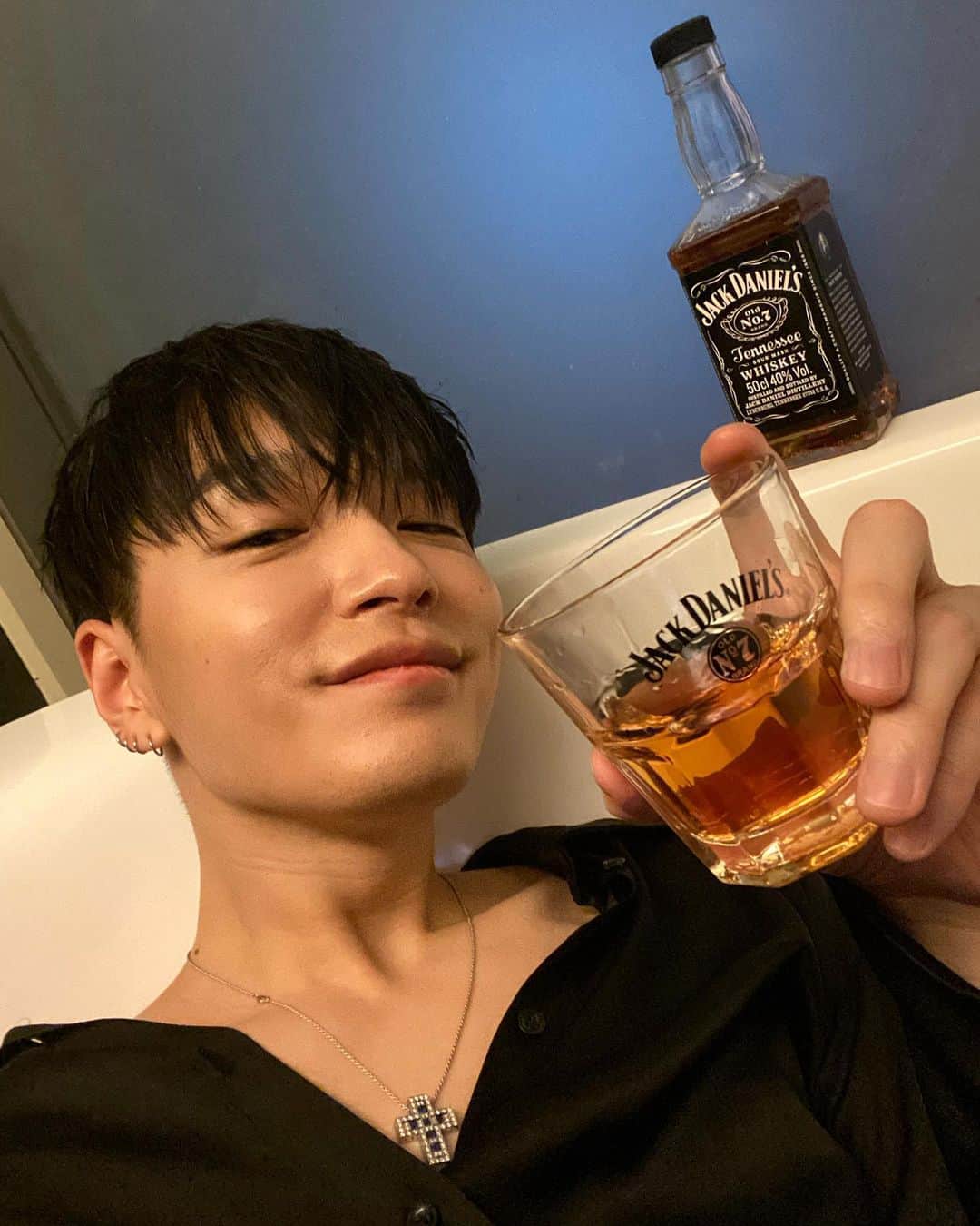 サイモンD のインスタグラム：「2020년과의 작별주 #광고 #순간을소중히잭다니엘스 @jackdaniels_kr」