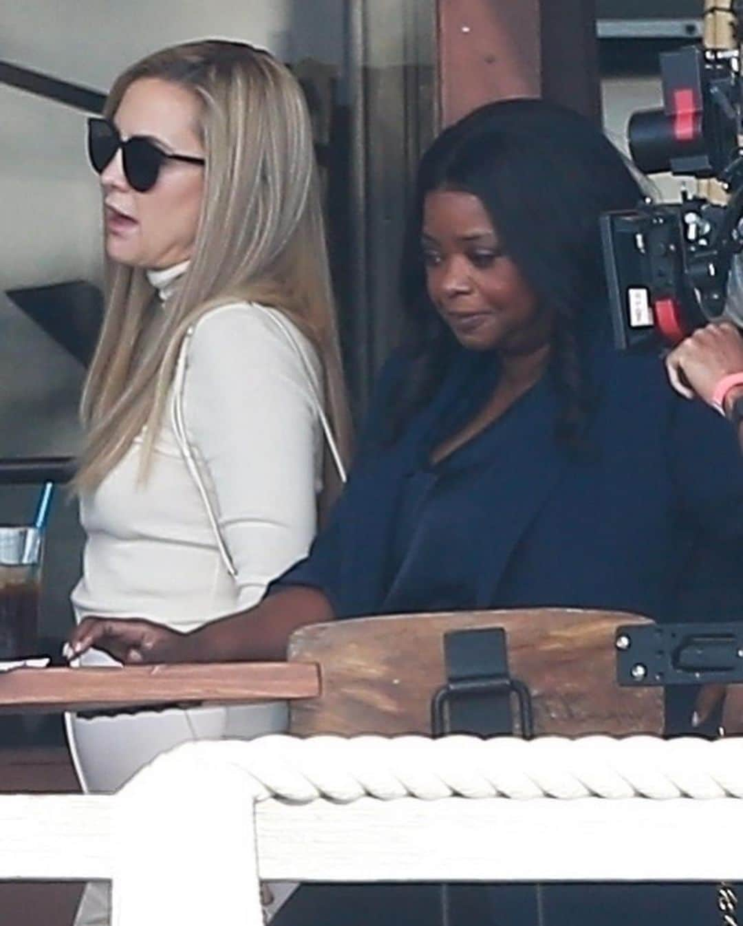 Just Jaredさんのインスタグラム写真 - (Just JaredInstagram)「@octaviaspencer & @katehudson spend the afternoon filming @truthbetold season two at an outdoor restaurant.  #OctaviaSpencer #KateHudson #TruthBeTold Photos: Backgrid」12月3日 15時45分 - justjared