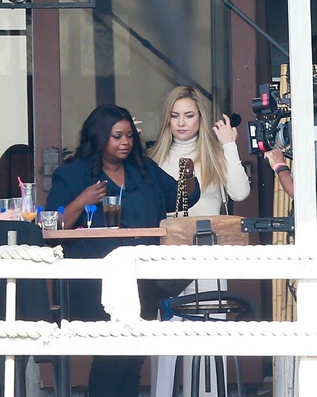 Just Jaredさんのインスタグラム写真 - (Just JaredInstagram)「@octaviaspencer & @katehudson spend the afternoon filming @truthbetold season two at an outdoor restaurant.  #OctaviaSpencer #KateHudson #TruthBeTold Photos: Backgrid」12月3日 15時45分 - justjared