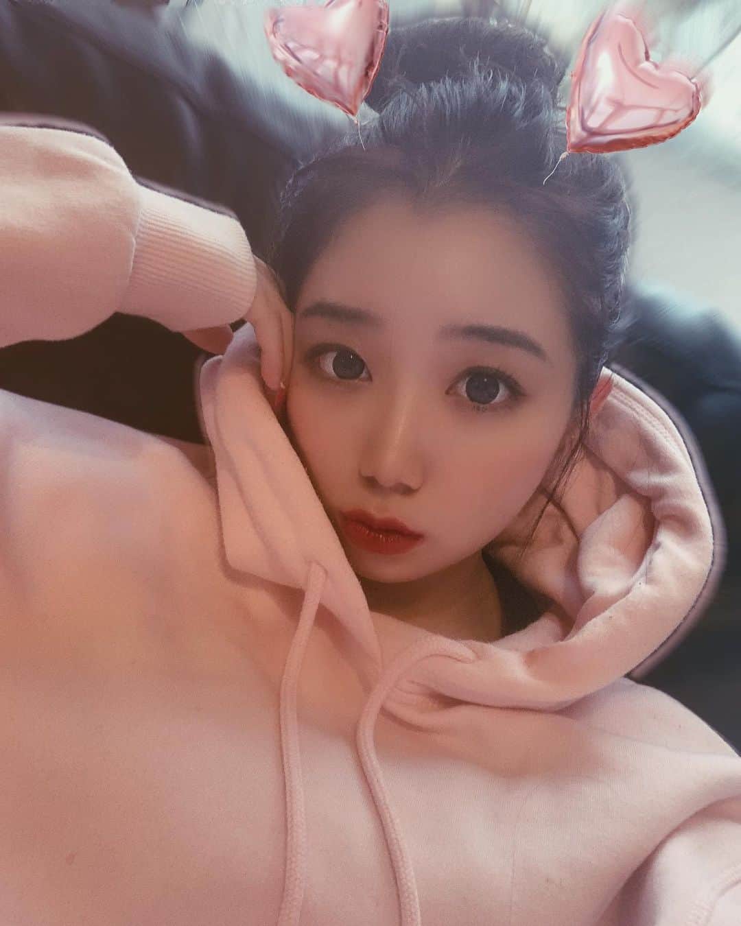 秋本鈴果のインスタグラム：「さむいのむり😌💖💖 . .  #me#my#selca#‪make#cosme#ootd#fashion#photo#follow#followme#instalike#instagood#trip#美容#美容院#サロン#カラコン#冬コーデ#冬メイク#いいね返し#ダイエット#くびれ作り #モデル#グラビア#ファッション#ライブ配信#おだんごヘア#パーカー女子 #フォローミー #きゅん」
