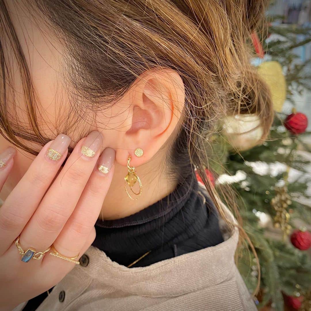 のインスタグラム：「.﻿ 【スタッフコーディネート_アガット 小倉アミュプラザ】﻿ ピアスチャームを使ったアレンジで、いつもとは違う印象の耳元を演出。﻿ 華やかな耳元コーディネートが表情を明るく印象的にしてくれそう。﻿ ﻿ ■アミュプラザ小倉「スペシャルデイズ」﻿ 開催期間：12月10日(木) ～ 12月13日(日)﻿ 期間中、JQカードのご利用で10％OFFに。﻿ ﻿ この機会に、ぜひご来店ください。﻿ ※当面の間、営業時間が異なります。﻿ 詳細は、アガットオフィシャルサイトにてご確認ください。﻿ ﻿ #agete #jewelry #accessory #ring #pinkyring #piercedearrings #charm #winter #collection #newarrivals #アガット #ジュエリー #アクセサリー #リング #ピンキーリング #ピアス #チャーム #冬 #コレクション #新作 #アミュプラザ小倉」