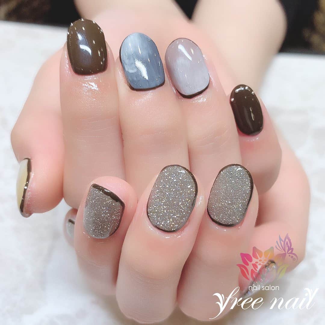 free nail フリーネイルのインスタグラム：「. 話題の【フラッシュネイル】入荷してます📸 . フラッシュネイルのパウダーは不思議🌟 光が当たっていないときは普通のグリッターネイルよりも少しお上品なキラキラですが、光を当てるとラメが反射して煌めきや色までもが変化します🙂🥸💖 . カメラのフラッシュのように強い光を受けると、ラメが反射板のように煌めいてギラギラ🤩✨ . 写真①はフラッシュなしで撮影📷 写真②はフラッシュありで撮影📸 ▶▶▶スワイプして違いをご覧ください☝🏻💗 . クリスマスパーティーや忘年会、新年会、成人式に卒業式など、写真撮影の機会が増える年末年始に是非一度お試しあれ💁🏻‍♀️💖 . 皆様のご予約・ご来店をお待ちしております🙇🏻‍♀️🙇🏻‍♀️🙇🏻‍♀️💗 . #ネイルアート #ジェルネイル #ネイルサロン #大阪ネイルサロン #ネイルデザイン #ネイルチェンジ #フラッシュネイル #グリッターネイル #ギラギラネイル #キラキラネイル #アシメネイル #アシンメトリーネイル #デザインネイル #トレンドネイル #シンプルネイル #大人ネイル #冬ネイル #winternails #nailsart #nailsdid #美甲 #日式美甲 #日式美甲胶 #日本美甲师 #日本美甲老师 #美甲上课 #日本胶 #フリーネイル #freenail」