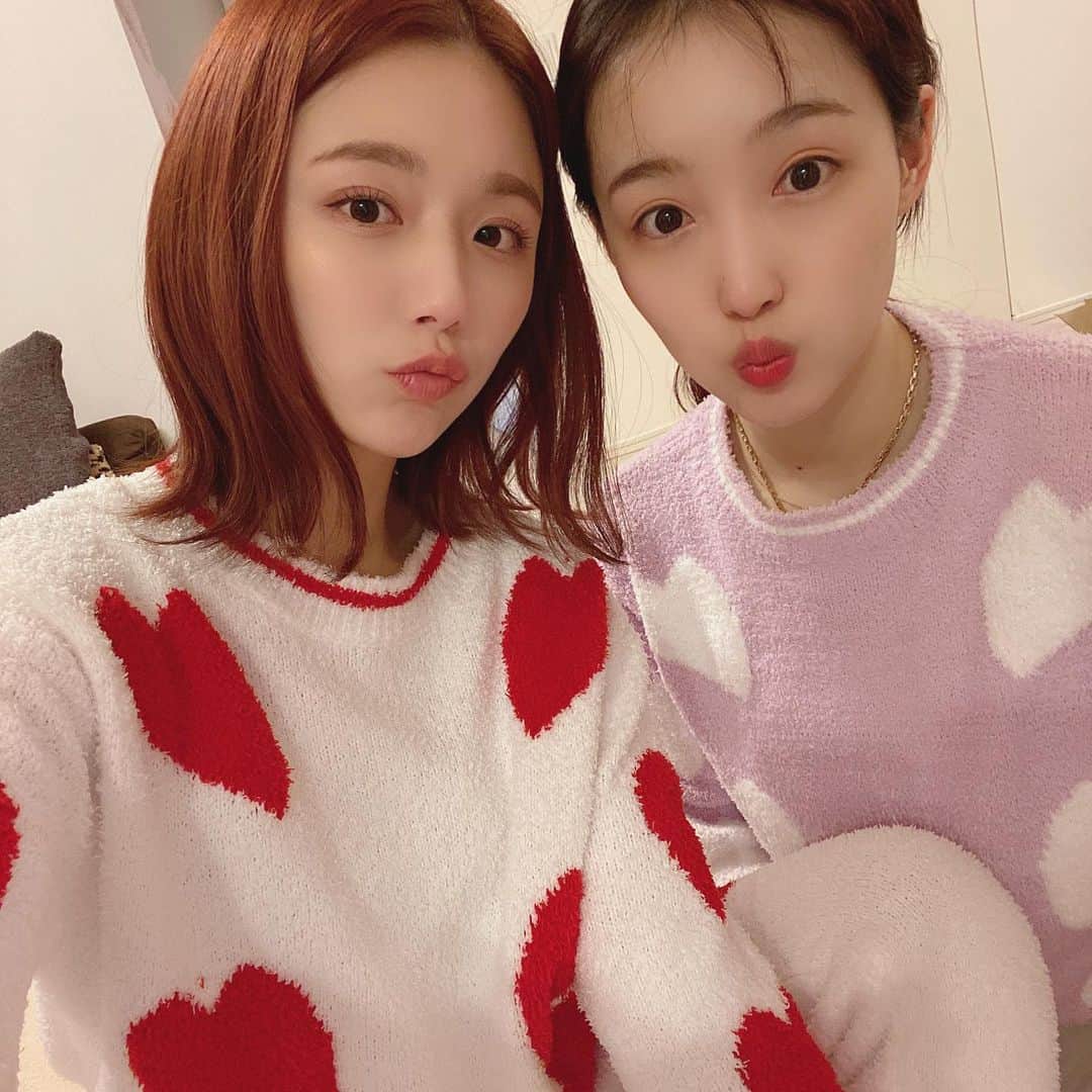 ひよんのインスタグラム：「👭💓 ㅤㅤㅤㅤㅤㅤㅤㅤㅤㅤㅤㅤㅤ ふたごパジャマ❤️ ㅤㅤㅤㅤㅤㅤㅤㅤㅤㅤㅤㅤㅤ #9unq #roomwear #fashion #룸웨어 #희영 #꾸안꾸 #패션 #クアンク #ひよん #ルームウェア」
