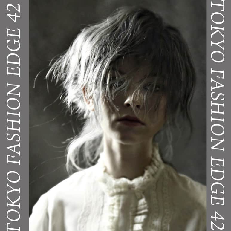 東京ファッションエッジ／プロフェッショナル東京のインスタグラム：「2020/11/30発売「TOKYO FASHION EDGE 42号」の中身を少しだけご紹介します😊  神無月ゆうとさん LUNA HAIR（東京都） 作品タイトル：A fák ontásának napjai, amikor a fák átszivárognak.  Instagramでは紹介しきれませんが、素敵な作品がぎっしり詰まった「TOKYO FASHION EDGE 42号」ぜひとも誌面でもご覧ください♪ お買い求めは弊社（https://beauty-gr.co.jp/kodoku/）まで🔍  ---------------------------------------------------- #東京ファッションエッジ　#tokyofashionedge #profeshionaltokyo #クリエイティブヘア #creative #クリエイティブヘアスタイリスト #creativehairstylist #hair #ヘアスタイル #hairstyle #ヘアカラー #haircolor #メイク #make #makeup #ファッション #fashion #美容師 #ヘアスタイリスト #hairstylist #hairstylistjapan #美容学生 #modermsalon #colorsync #hairtransformation #hairinspo #hairofinstagram #美容学生と繋がりたい #fashionista  ----------------------------------------------------」