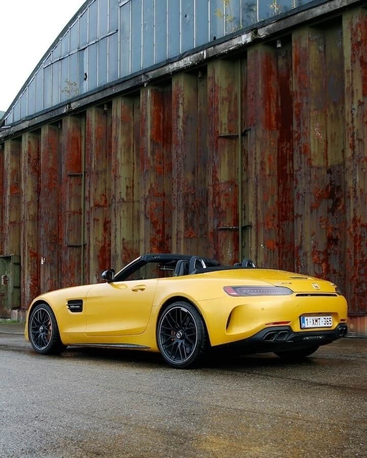 メルセデス・ベンツさんのインスタグラム写真 - (メルセデス・ベンツInstagram)「[Kraftstoffverbrauch kombiniert: 13,0 l/100 km  CO₂-Emissionen kombiniert: 298 g/km  mb4.me/DAT-Leitfaden]   The Mercedes-AMG GT C Roadster begs for you to drop the top! #MercedesAMG #AMG #DrivingPerformance #GTCRoadster  📷 @peve.photography via @mercedesamg」12月3日 16時01分 - mercedesbenz