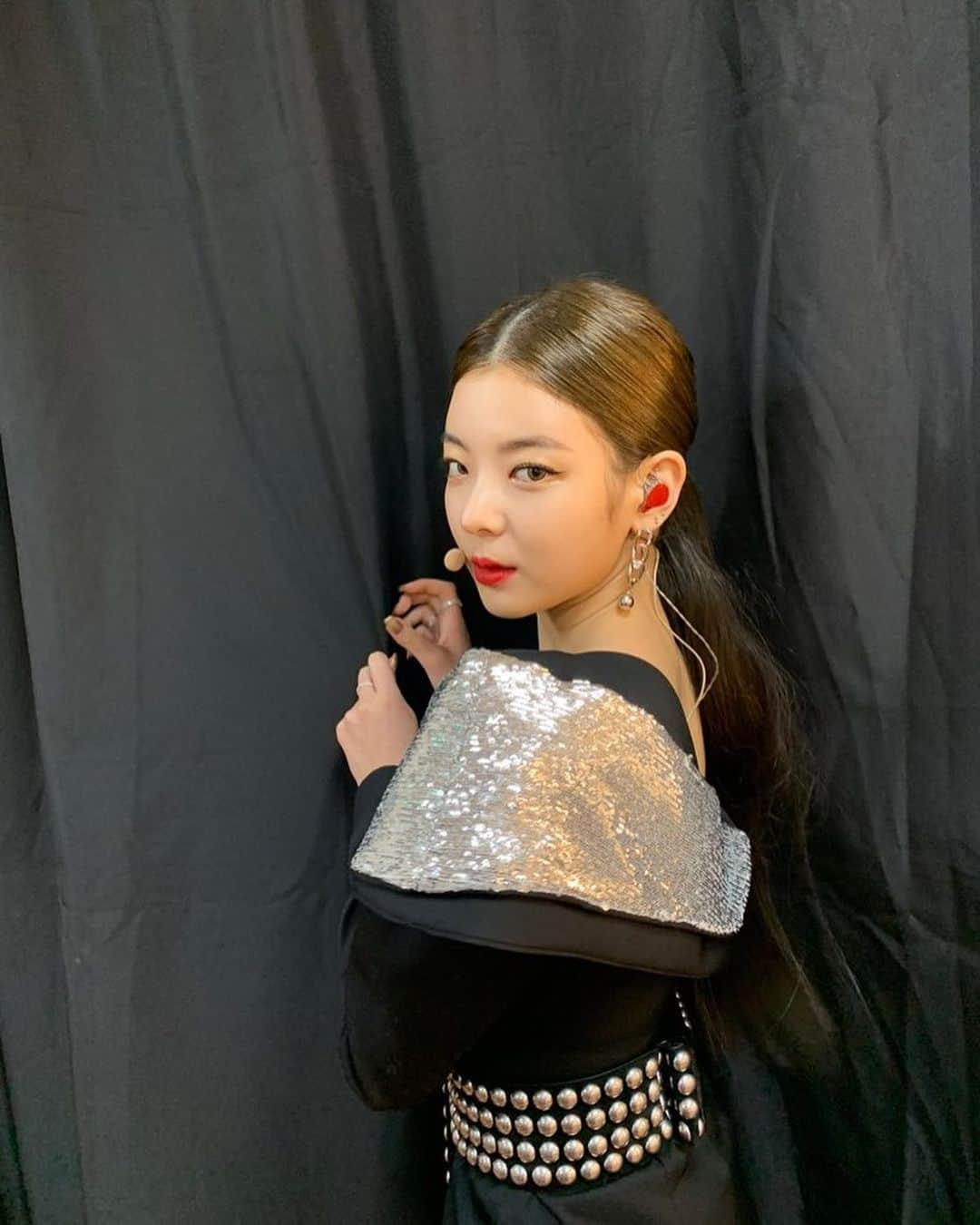 ITZYさんのインスタグラム写真 - (ITZYInstagram)「고마워 믿지🖤🥀」12月3日 16時06分 - itzy.all.in.us