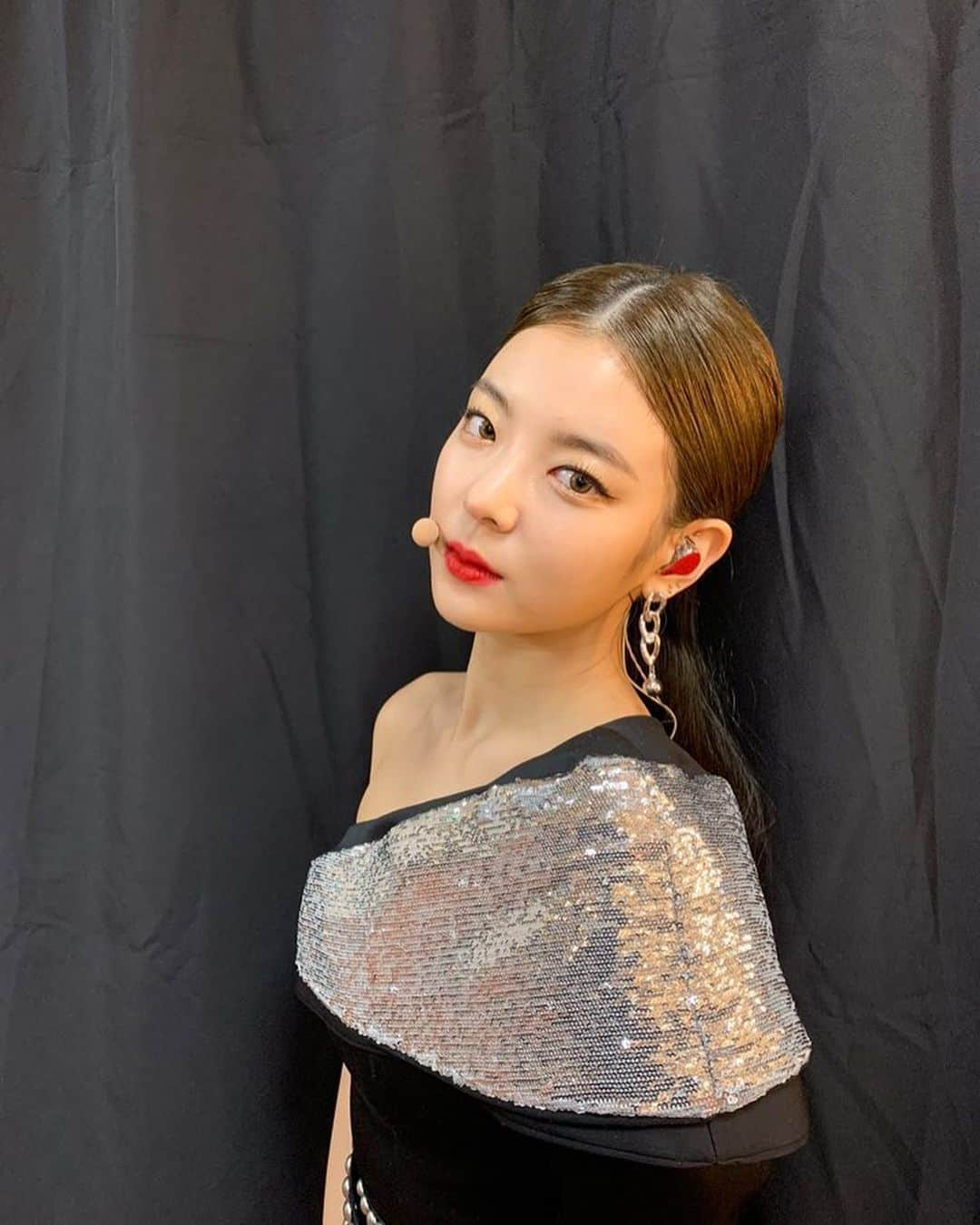 ITZYさんのインスタグラム写真 - (ITZYInstagram)「고마워 믿지🖤🥀」12月3日 16時06分 - itzy.all.in.us