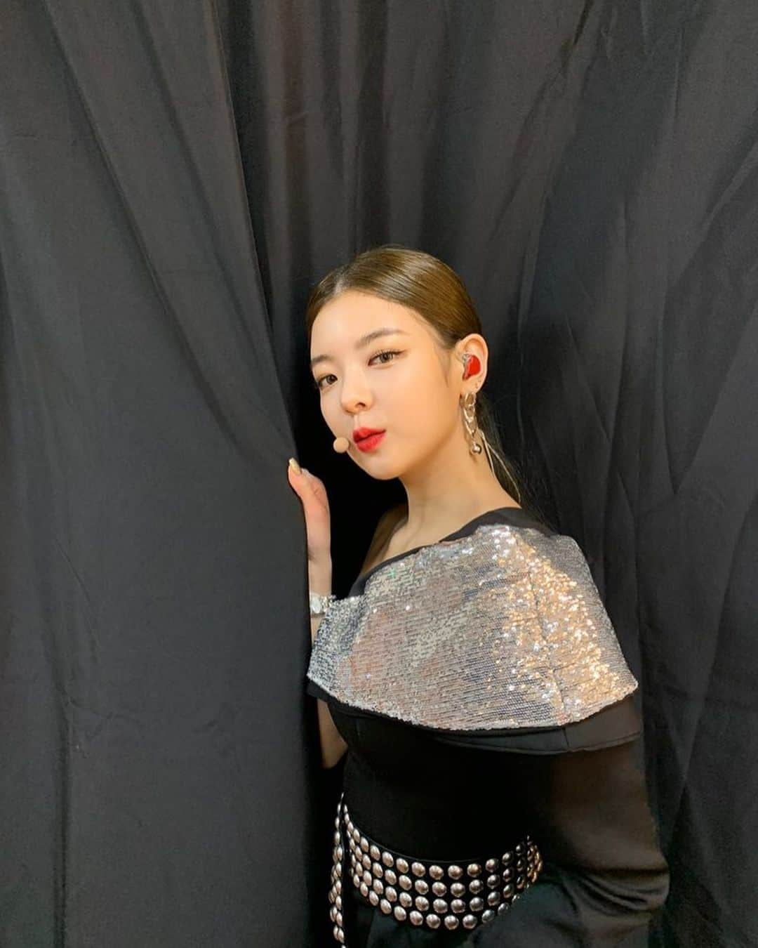 ITZYさんのインスタグラム写真 - (ITZYInstagram)「고마워 믿지🖤🥀」12月3日 16時06分 - itzy.all.in.us