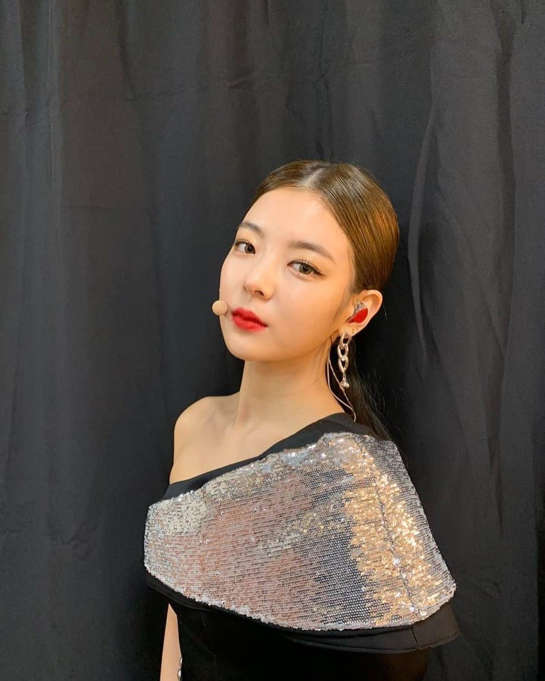 ITZYさんのインスタグラム写真 - (ITZYInstagram)「고마워 믿지🖤🥀」12月3日 16時06分 - itzy.all.in.us