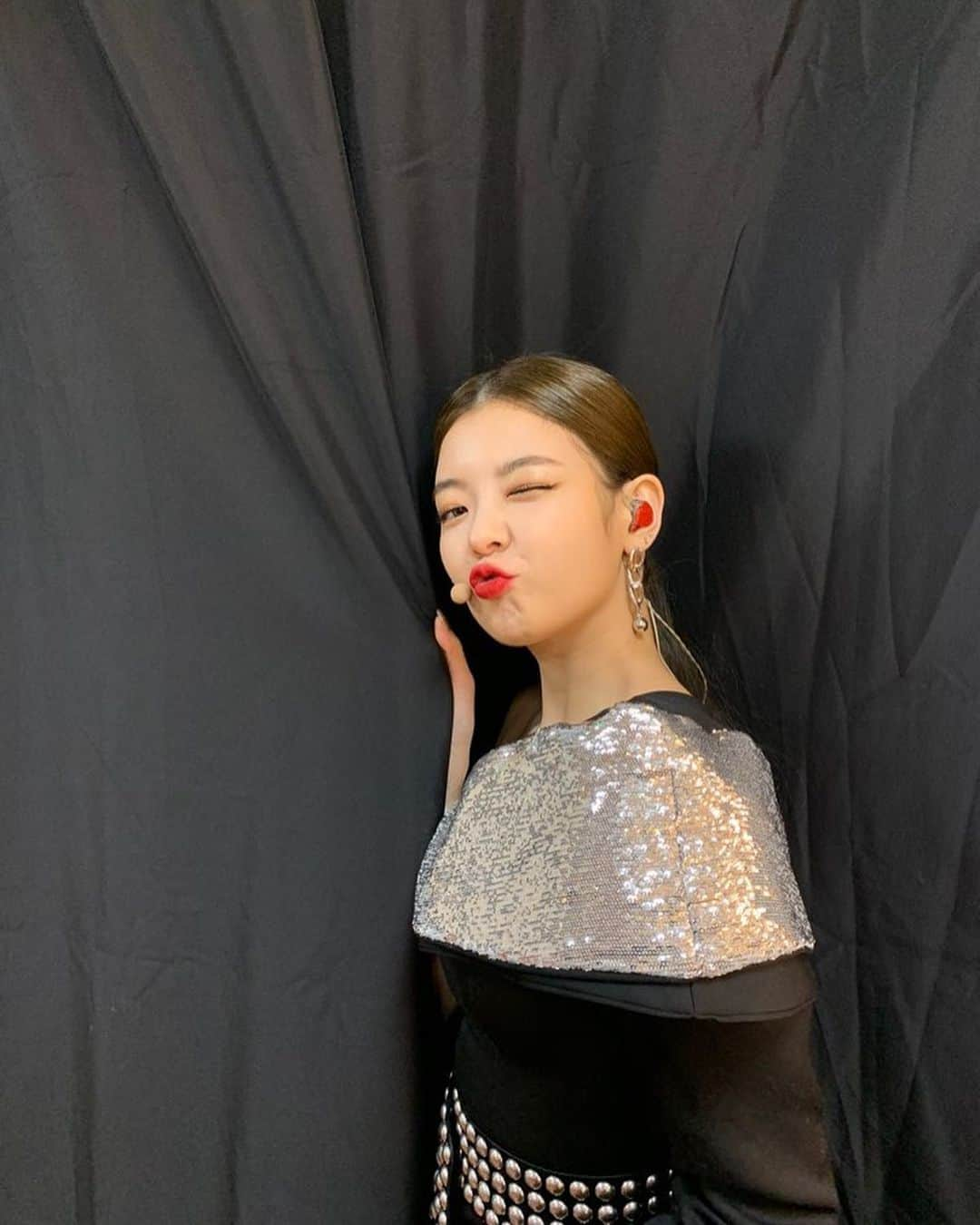 ITZYさんのインスタグラム写真 - (ITZYInstagram)「고마워 믿지🖤🥀」12月3日 16時06分 - itzy.all.in.us