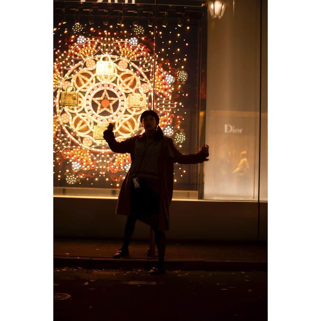 永池南津子さんのインスタグラム写真 - (永池南津子Instagram)「暖かい色の光に寄っていっちゃう。 そういう季節。 #イルミネーション #illumination #ショーウィンドウ #shopwindow #dior #冬 #winter #永池南津子」12月3日 16時10分 - natsuko_nagaike