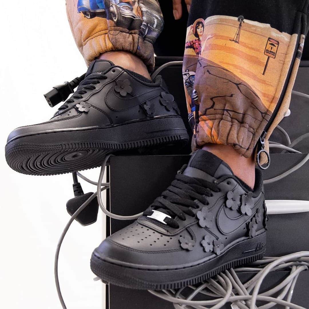 HYPEBEASTさんのインスタグラム写真 - (HYPEBEASTInstagram)「@hypebeastkicks: London-based custom sneaker studio @madeblackstudios has announced the release of its @nike Air Force 1 “BLACK FLAWA.” It combines the hard nature of a black AF1 with the softness of hand-cut and sewn-on flowers, making for a lively rendition of the recognizable classic. They’re available via raffle on Made Black’s website from now until December 6 for $280 USD.⁠⠀ Photo: @adesmilez」12月3日 16時16分 - hypebeast
