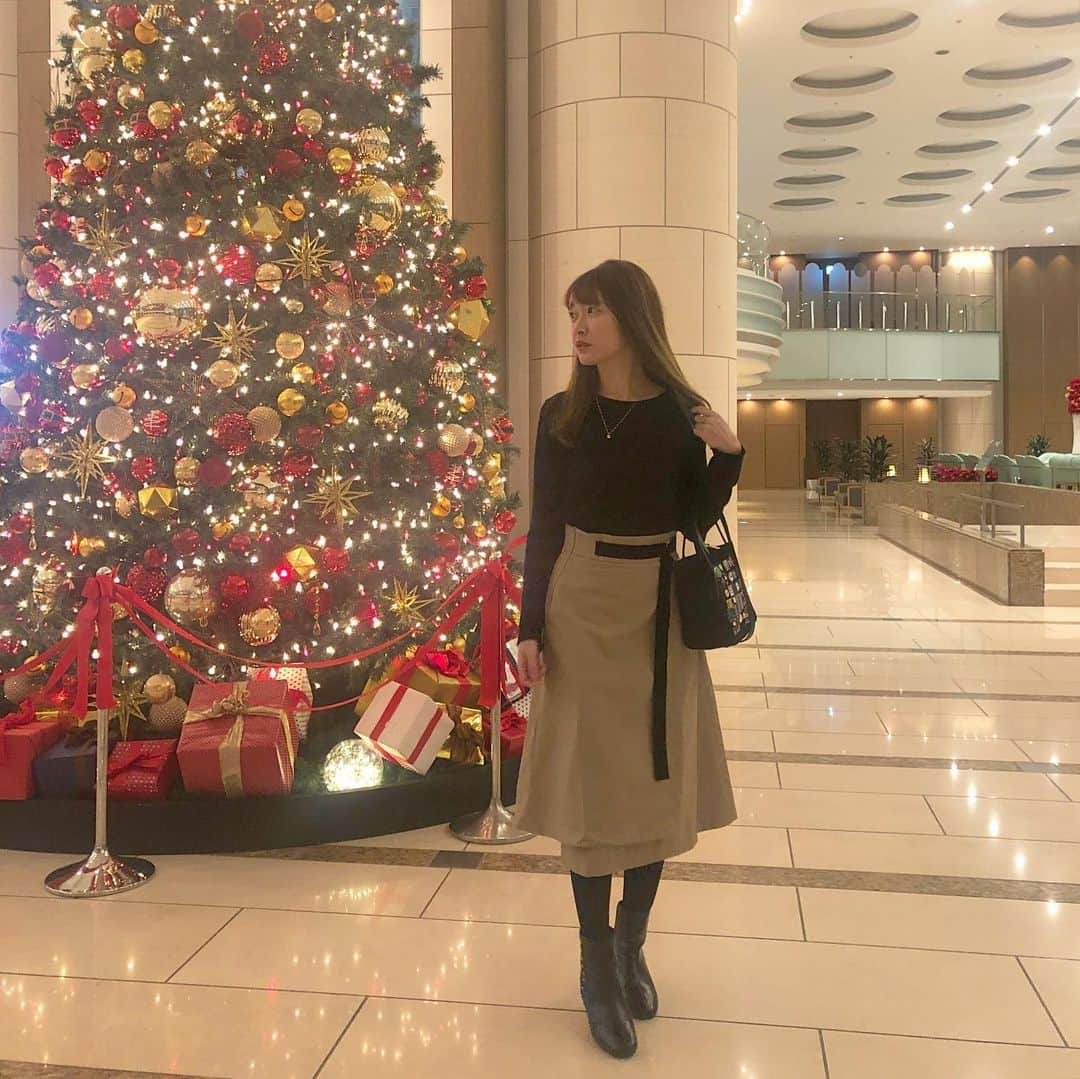 菊池かなこのインスタグラム：「. @soa_jp のラップスカート 脚長に見える丈で好き😍 . . 👚 @saisondepapillon_official 👗 @soa_jp 👜 @thinkbee_official 👢 @vivian_collection_official  . . ୨୧┈┈┈┈┈┈┈┈┈┈┈┈┈┈┈┈┈୨୧ #vivian collection#vivian公式アンバサダー #ニットブーツ#saisondepapillon#セゾンドパピヨン #アラサーコーデ#olコーデ#冬コーデ#ラップスカート　#fashion#ファッション#今日のコーデ#冬ファッション #東京ドームホテル#クリスマスツリー#大人かわいい #通勤コーデ#デートコーデ#アラサー」
