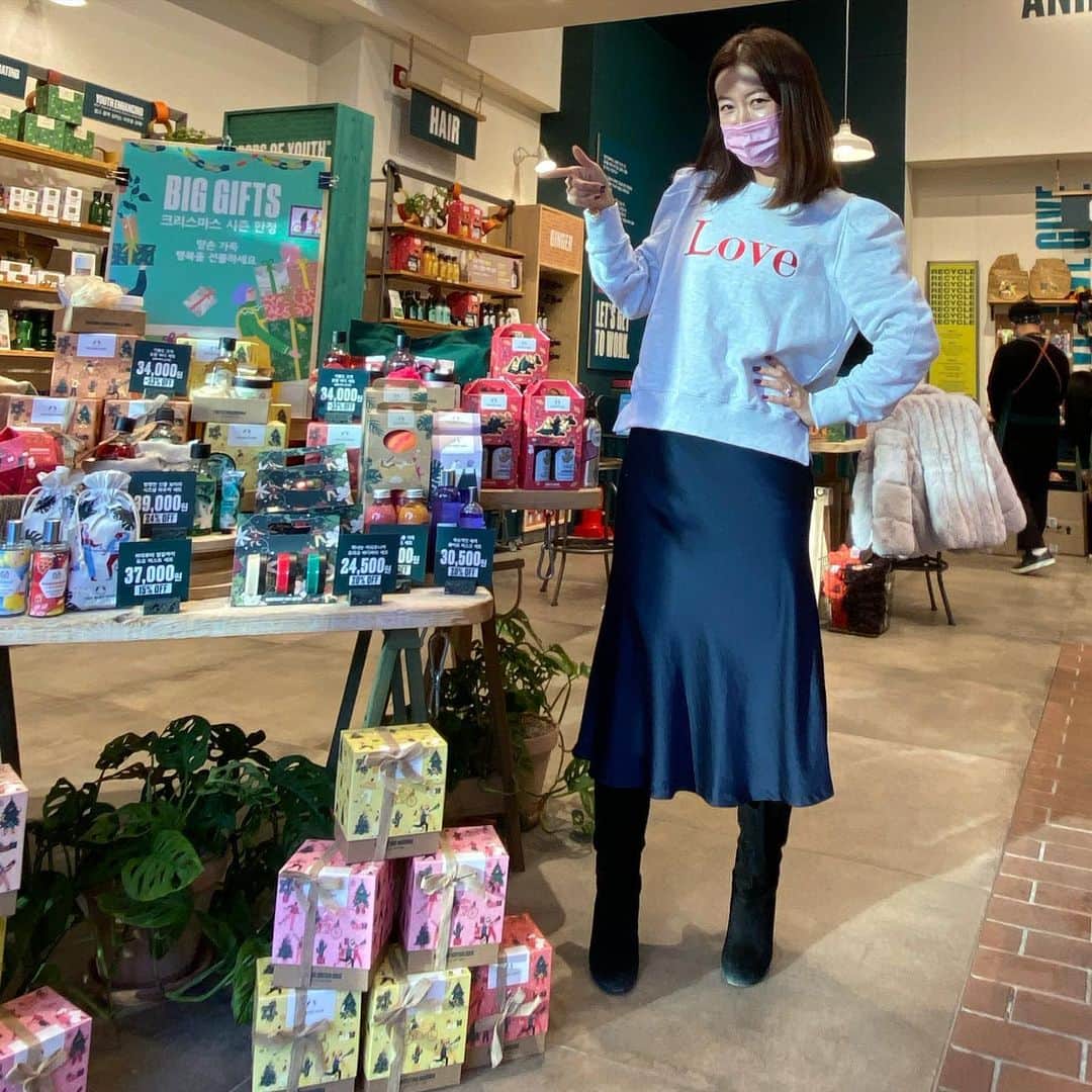 アン・ソニョンさんのインスタグラム写真 - (アン・ソニョンInstagram)「아시죠?  #한다면하는 뇨자  그런!! 막 들이대는 뇨자!!   굳이 또 짬내서 #더바디샵강남대로점 까지 날아갔다와쒀욥🙋🏻‍♀️  왜냐??  욜케 전국 더바디샵 매장 어딜가서 크리스마스 선물세트를 사셔도 온라인러브바자처럼 선물 막챙겨드리는 곳은 없거등요😉  심지어 일케 홍보(?)영상 한번 더 찍음서 바디샵 본사에 막 들이대서 제가 말이져...  선물 더 긁어오는 중이라 ... ㅎㅎ 담당자 님이 저를 피하고 계세요 ㅋㅋㅋㅋㅋㅋㅋㅋㅋ   저 본사 갔다오께요!!   아시죠? #저한다면한다서타일 인거 🙋🏻‍♀️  결과는 오늘밤 육퇴후 #라방맛집 으로 알려드릴께욥❤️  #일이곧나의취미 #바로스라이프💛」12月3日 16時13分 - anney_an_love