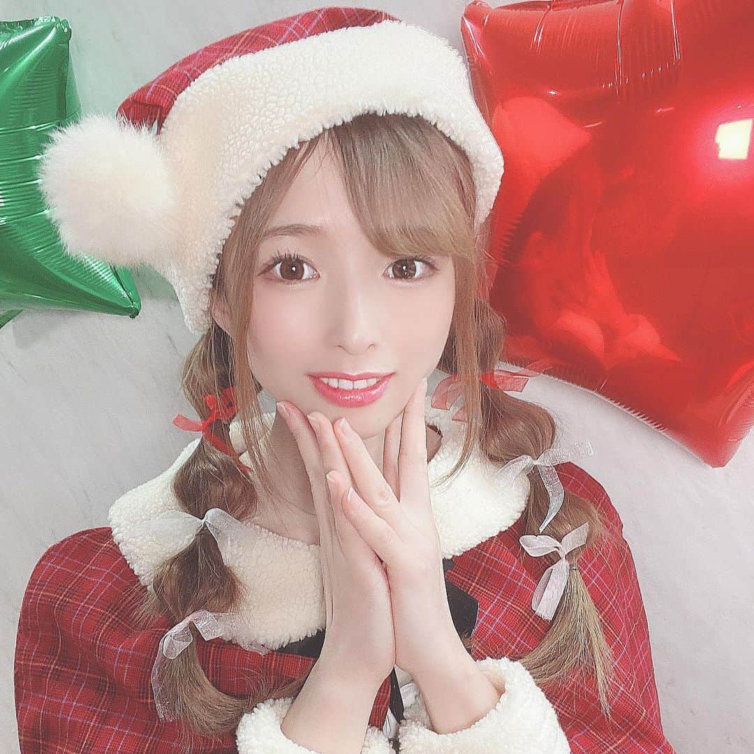 月野ももさんのインスタグラム写真 - (月野ももInstagram)「・ クリスマス宿題チェキ撮ってきたよん🎅 予約しくれた方ありがとうございます💕楽しみにしててね✨ ・ ・ ・ ・ ・ #月野もも #サンタコス #サンタクロース #サンタ #サンタコスプレ #トナカイ #トナカイコス #三つ編みアレンジ #三つ編み #クリスマスプレゼント #クリスマスツリー #クリスマス #クリスマスコフレ #クリスマスケーキ #コスプレ #メリークリスマス #グラビア #ビジョビ」12月3日 16時13分 - momocslr4