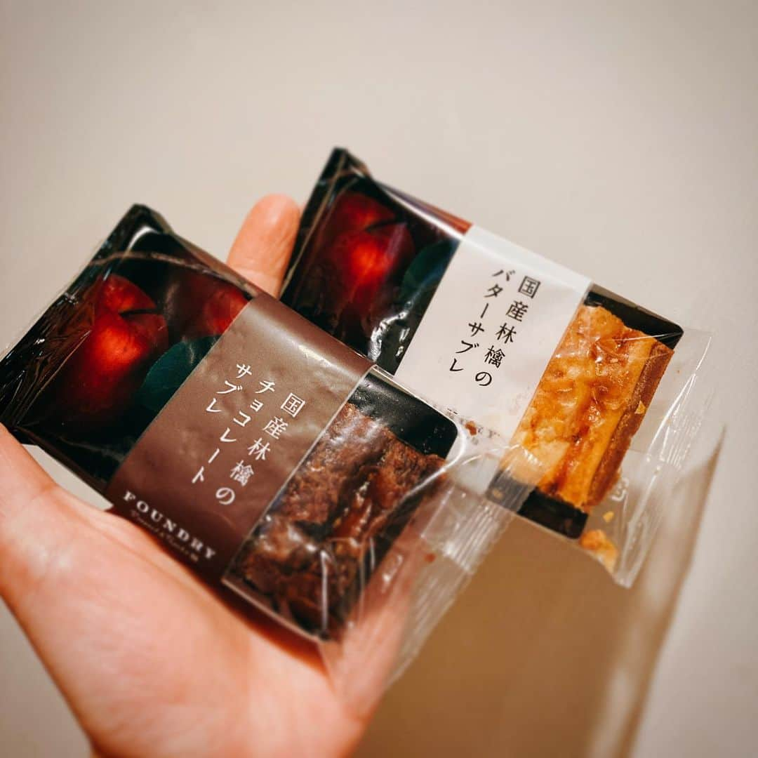 田井弘子さんのインスタグラム写真 - (田井弘子Instagram)「今日のお菓子  毎日のように、おやつの頂きもの♡  うれし！　  #ファウンドリー  #林檎のバターサブレ  #林檎のチョコレートサブレ   定番バターサブレも間違い無し！ でも今日は、チョコの方！  寒いので、あったかホットのブラックコーヒーと一緒に☕️ 相性バッチリ！！ ありが鯛！」12月3日 16時18分 - hirokotai