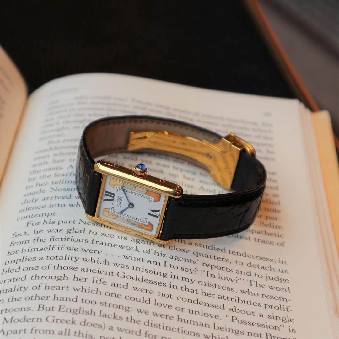 のインスタグラム：「CARTIER Must Tank Vermeil Quartz Wristwatch. (SV925, Crocodile leather)  Available online for purchase Search Code: AO29723  ✈️Free Shipping Worldwide 📩DM for more info and pricing  ➡️info@amorevintagetokyo.com   #cartier #vintagecartier #musttank #tank #cartiertank」