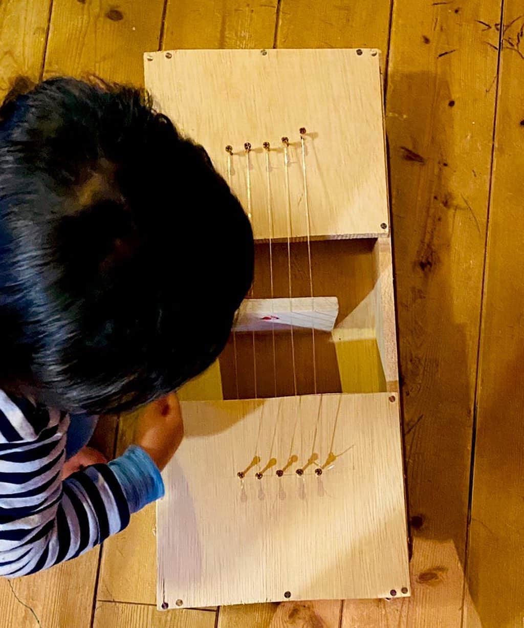 島崎直也のインスタグラム：「家にあるもので楽器づくり  #3歳」