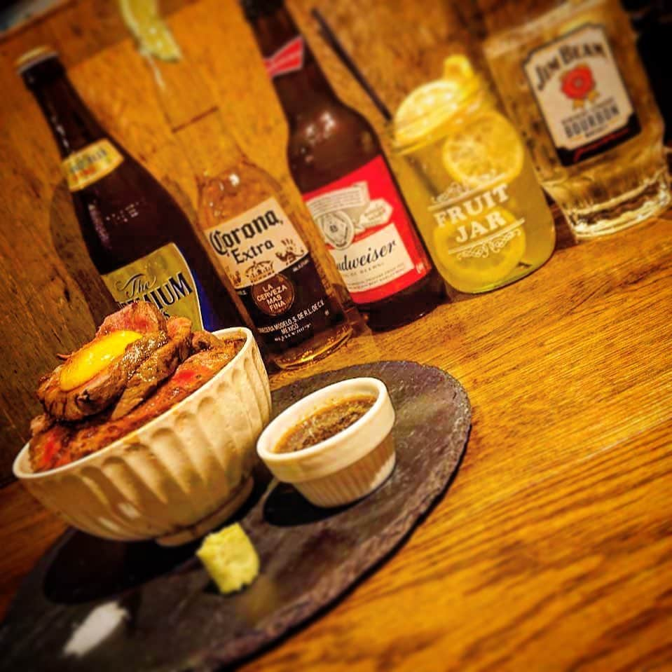 PIT TAVERN 栄店（公式）さんのインスタグラム写真 - (PIT TAVERN 栄店（公式）Instagram)「こんばんは！ PITTAVERN栄店です！  本日は昨日に続きまして、新メニュー「厚切り牛ステーキ丼」のご紹介です🍚🍚🍚  お値段¥1,180(税抜き)です！ 塊肉を食べた後の締めにさらに肉を食べるのもなかなか乙なのでは、、、？🤤  また、酒類も豊富にご用意してますので仕事終わりの一杯とともにいかがでしょうか👍🏼🤙👉  まだメニューには載っておりませんがご要望があればお作りしますのでぜひ店員までお声かけくださいませ！  本日も感染症対策万全で営業しております！ 皆さまのご来店お待ちしております🤗  ✨✨✨✨✨系列店のご案内✨✨✨✨✨ . 【サーモンしか勝たん】 サーモンパンチ名駅店 @salmon_punch.meieki . サーモンパンチ栄店 @salmon_punch.sakae 全てのサーモン好きに捧げる！ 至極のサーモン専門店🐟. . 【韓国料理とチーズのお店】 まほろバル @mahorobaru 韓国、新大久保の“今”が味わえます👨‍🍳 .  #栄#栄グルメ#栄ディナー#栄ランチ#栄カフェ#名駅#名駅グルメ#名駅ディナー#名駅ランチ#名駅カフェ#名古屋グルメ#名古屋ディナー#名古屋カフェ#大須グルメ#肉スタグラム#Nagoyastyle#名古屋情報通#あいなご#ナゴレコ#petrel_jp#retrip_nagoya#aumoグルメ#uwasalabo#identity_nagoya#nagoyajin#nagoyafood#ルトロン#ナゴタベ#名古屋めし#インスタグルメアワード2020」12月3日 16時33分 - pittavern_1129