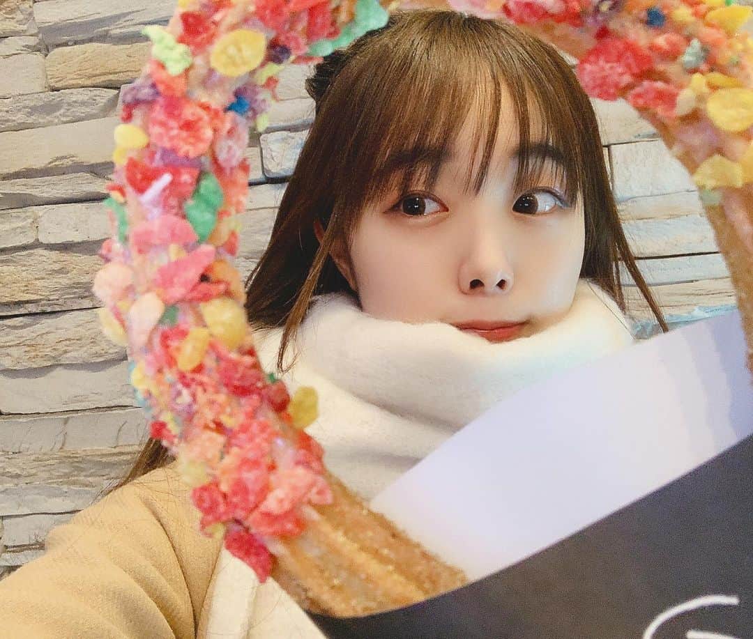 Dorothy Little Happyのインスタグラム：「૮₍´｡• ᵕ •｡`₎ა ・ ・ こんにちべこ♪ ・ チュロス〜〜🍬🍭🍫 ・ ・ とっても映え映えな チュロスをゲットしました 💙💚💛💜❤💖 ・ ・ 美味しかったです😋♪ ・ 瑚白はとってもカラフルな気持ちで気分ルンルンです♪♪ #dorothylittlehappy  #チュロス」