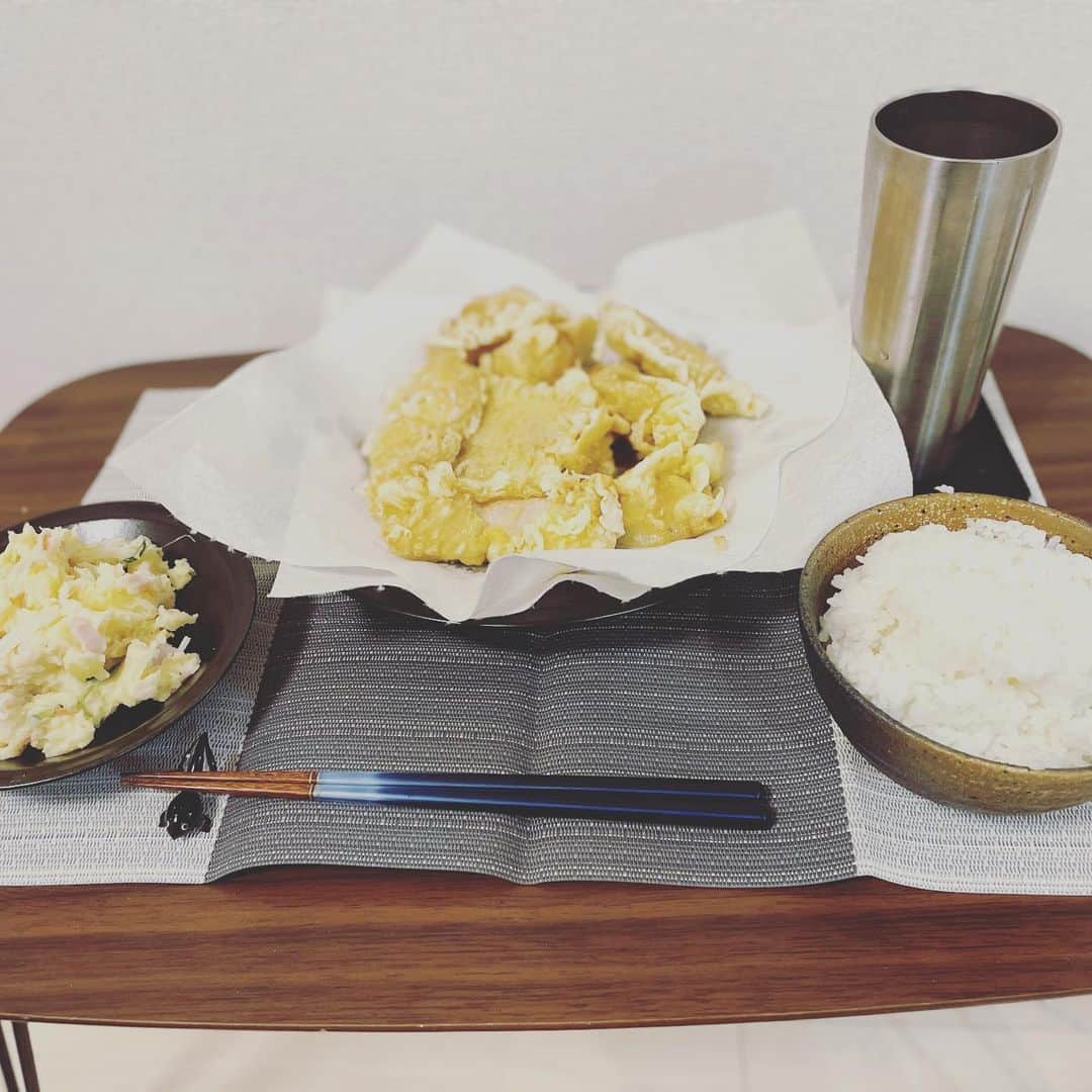 沢村玲/REIのインスタグラム：「俺のインスタといえば。。料理！ですよね！😆  大分名物"とり天"を作りました！  めちゃうまだったなー。大分いつか行きたいなー。  揚げ物やりすぎてオイルポット買いました。  #とり天  #ワンエン  #ONOXmasLive #料理男子  #料理上手になりたい  #cookpad からのメニュー」