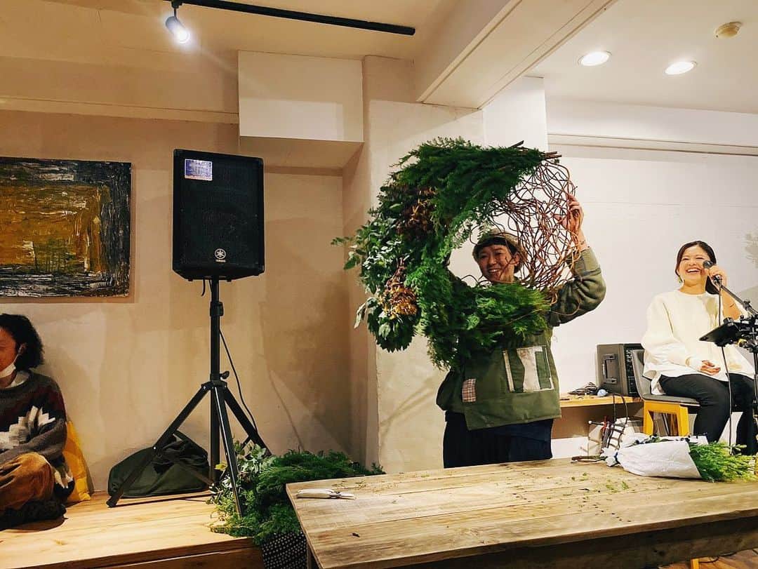 大山百合香さんのインスタグラム写真 - (大山百合香Instagram)「2020.11.30 #botanical #art #live #ボタニカルアートライブ #されど青き空を知る三宮店   homeでのお初ライブイベント🎶主催も演者もどう創りあげられていくのか全くわからなかった一度きりの瞬間。最幸なひと時でした✨たくさんの方に興味を持って頂き、演者とお客様みんなで作り上げていく空間がたまらなく幸せでした💐 ボタニカルアーティスト#yurunちゃん サーカスフォーカス#ichi くん 急な呼び込みにも快く、そして最高なパフォーマンスを繰り広げてくれたサーカスフォーカス#littlebee さん‼︎ 素敵な企画をしてくれた#されど青き空を知る　 感謝感謝‼︎‼︎ . yurunちゃんの素敵な作品も素敵な方の元へ💐✨ こういうコラボイベント、また開催できたらいいなぁ！ 皆様本当にありがとうございました✨ . リハーサル前に右腕を負傷してしまいましたが、イベントが始まったら不思議と痛みもひいて、ガンガンカホン叩いてました。笑　 皆さんの愛が何よりの薬でした🍃 . .  #ohyamayurika #yurun #サーカスフォーカス」12月3日 16時42分 - ohyamayurika