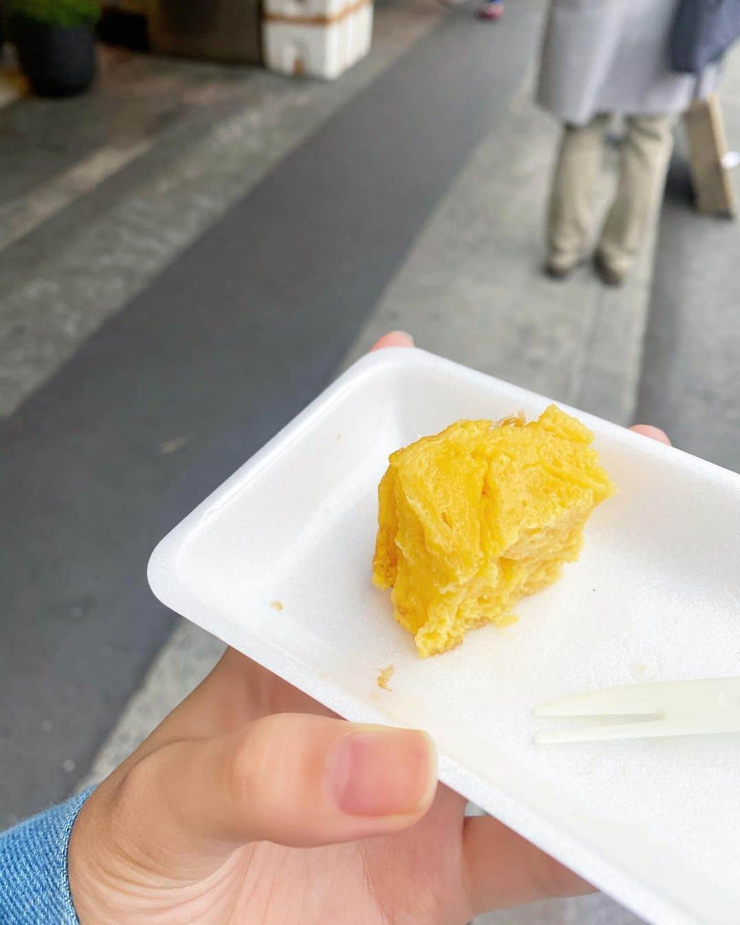 宮本侑芽のインスタグラム：「. この間ね、築地付近でお仕事の合間を潰さなくてはで 小一時間あったのでお散歩してたら なんと！！！！！  #ぽじぽじ で紹介させていただいた #丸武 さんを発見👀💓  しかも一切れサイズで100円。 収録の時計測だけして食べられなかったので もうもうそれはそれは勢いよく  「ひとつくだざい！！！！！！」  って叫びました。 お店の方に、紹介させていただいて〜みたいな お話もできて感謝を伝えられてよかったです。  もう、それはそれは幸せの味！🥚  あまあくて、あったかくて、じわ〜って 口の中で幸せがとろけていったよ〜😌  「幸せだ〜、こりゃ保水性もたかいわ〜」  って歩いてたら  #山長 さんも発見！！！！！👀💓  「た、たまごストリートや...！！！」  まあ買ってしまったよね。 もうもうそれはそれは勢いよ..（以下同文  でもね、全然違いました！ 計測した時の数字はそっこまで大差なかったけど やはりお味は全然違う🧐  山長さんも、とってもとっても幸せの味。 （串刺しされているほう）  やっさしくて、ぷるっぷるで 甘さもあるけど卵の味が強く感じたの...  「こりゃ柔らかいわ〜はふはふ」  って感じで食べ終わって、 「さ！移動しよ！」 と思って歩いてたら  #松露 さんも発見...🥺🥺🥺  「まじのたまごストリートやん....！」  ってなったのですが時間間に合わず、、、😭😭😭 くううう、バカ！宮本のバカ！！！  次築地行ったら松露さんも喰らい尽くすぞおおお🔥 ごめんなさい松露さん、、、！  また報告させてくださいねっ。 そして皆様も、混む時間を避けて 伺ってみてくださいな。 美味しくて幸せの味でした。  お仕事がんばりますよおっ！！  #勢いよく丸武さん食べたら写真忘れて食べかけですごめんなさい #風強すぎて髪ボサボサごめんなさい #風つよ面白かったよね #ぽじぽじ #宮本侑芽」